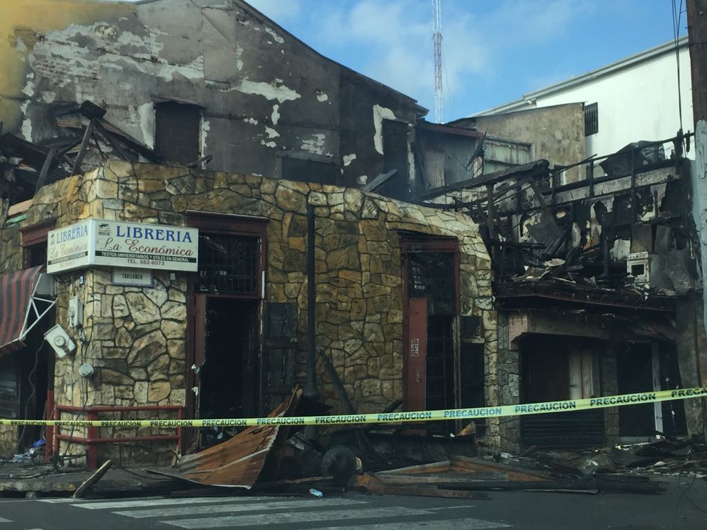 Fuego Destruye Librer A La Econ Mica De Santiago