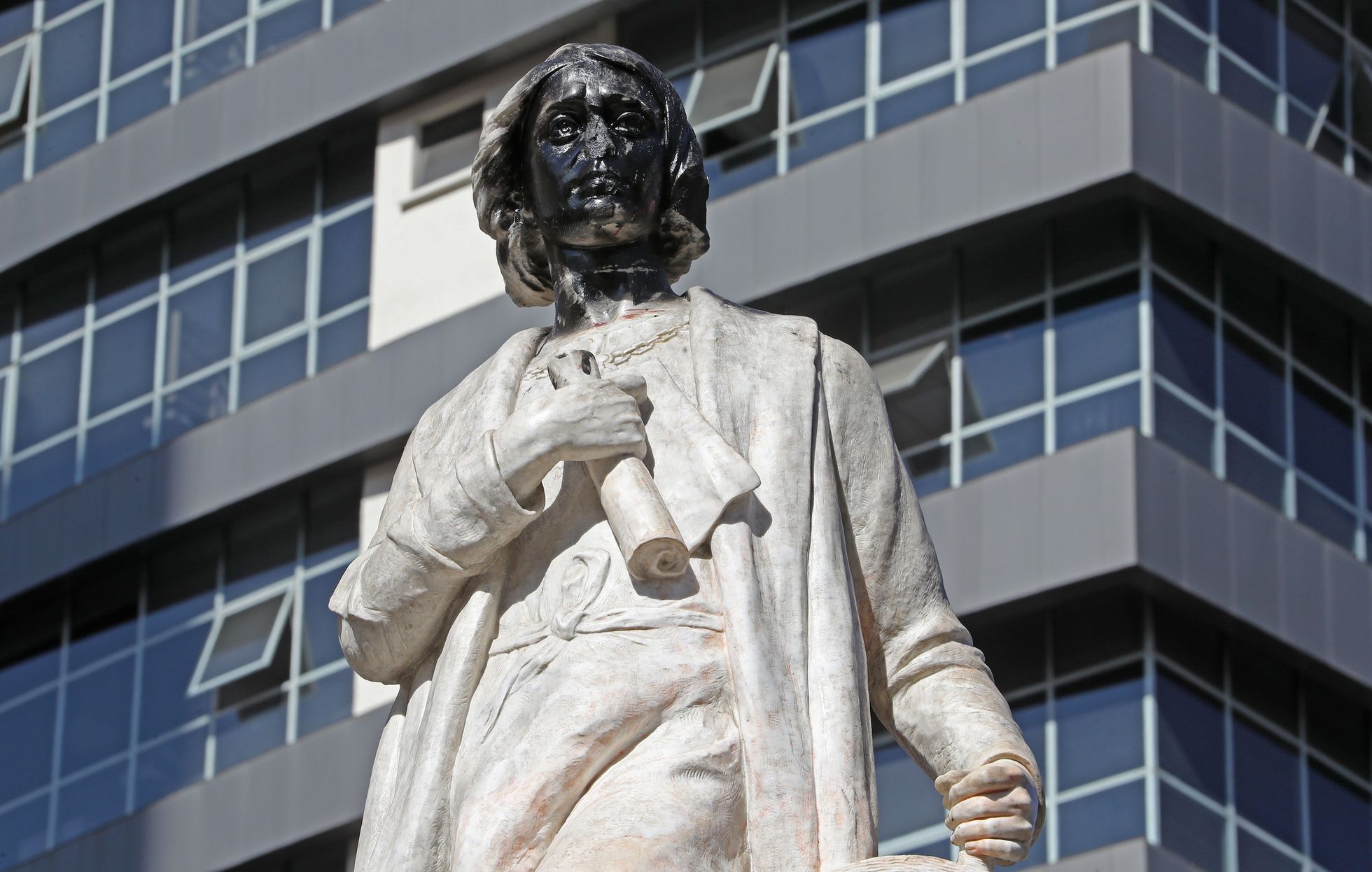 Un grupo de manifestantes intenta derribar la estatua de Colón en Bolivia