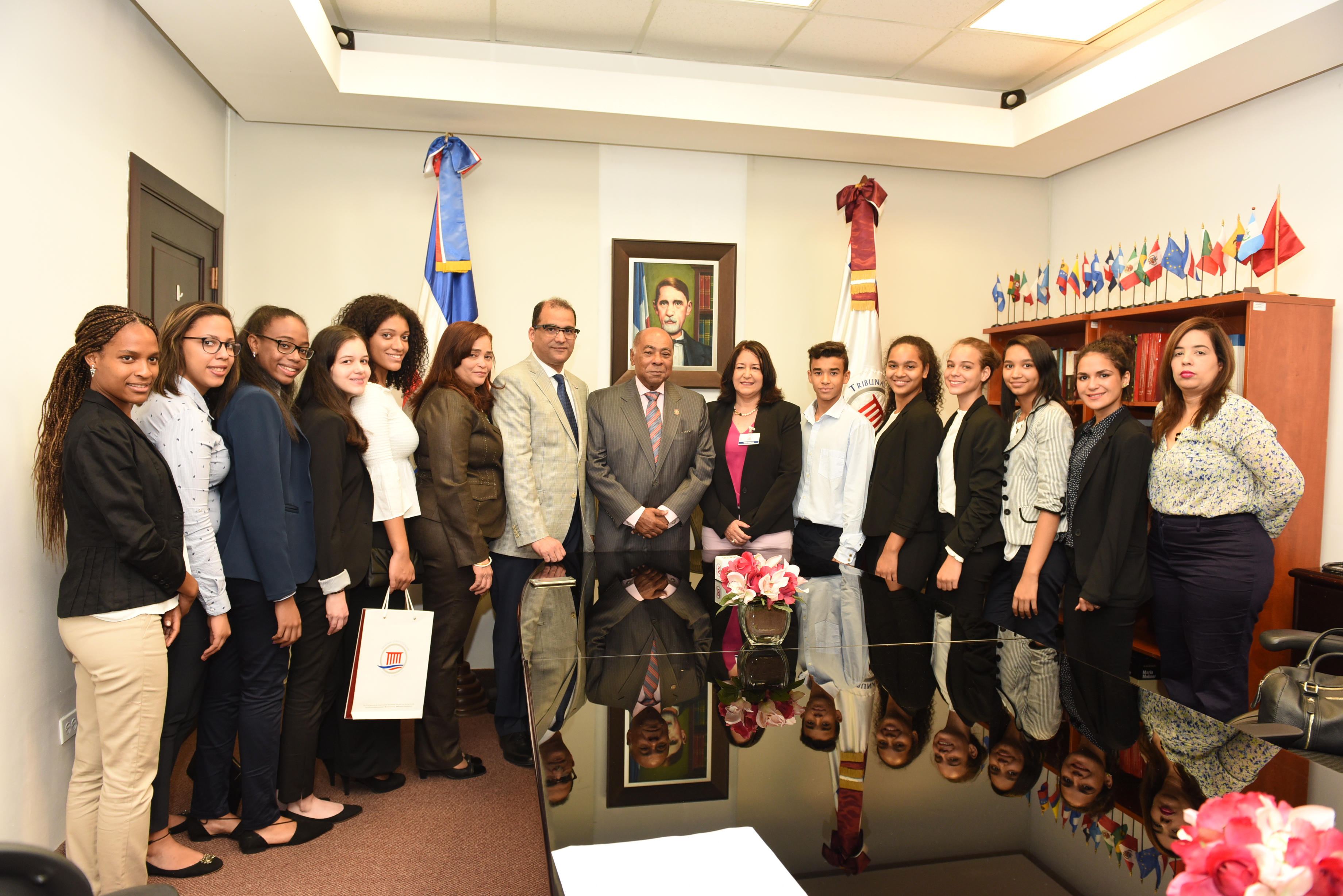 Magistrado Ray Guevara recibió al embajador junto a estudiantes meritorios residentes en Madrid