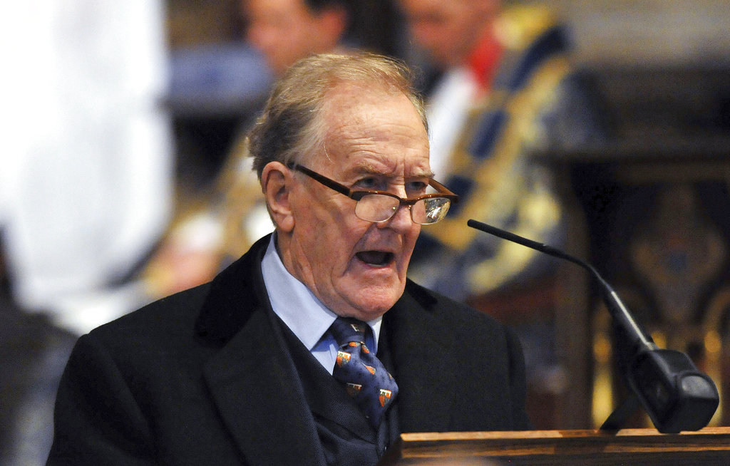 El actor Robert Hardy comenzó su carrera en el séptimo arte después de la guerra con papeles shakesperianos en Stratford-upon-Avon.