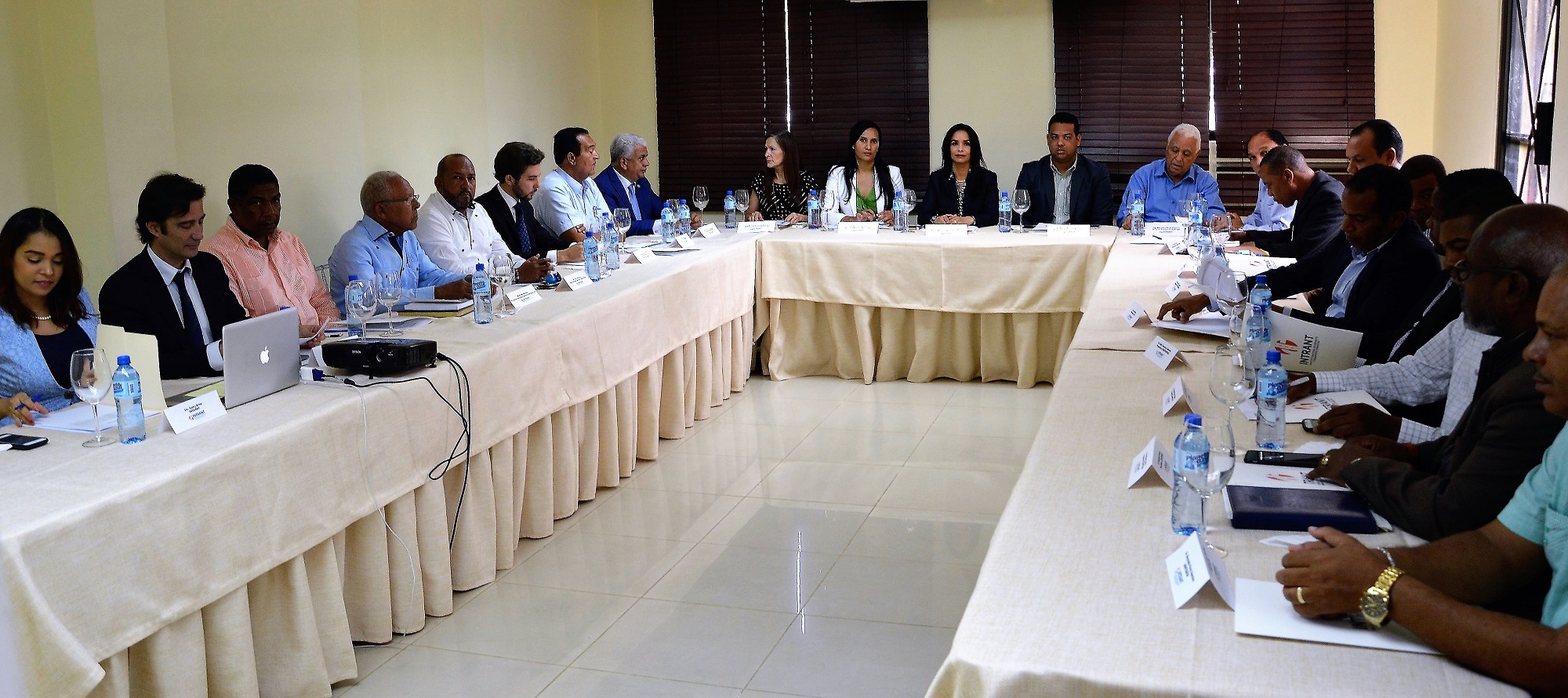 Mesa de trabajo del Intrant con con transportistas