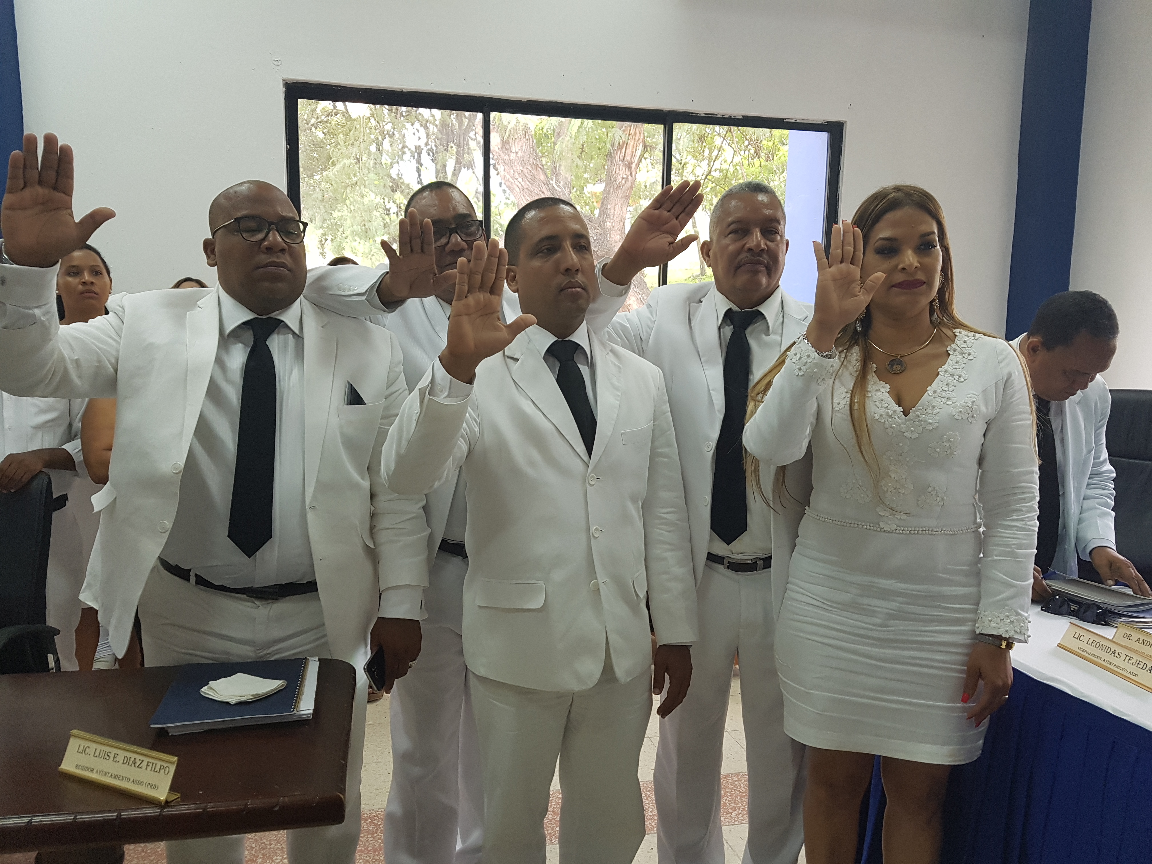 La regidora Arlette Almonte durante la juramentación junto a miembros del concejo.