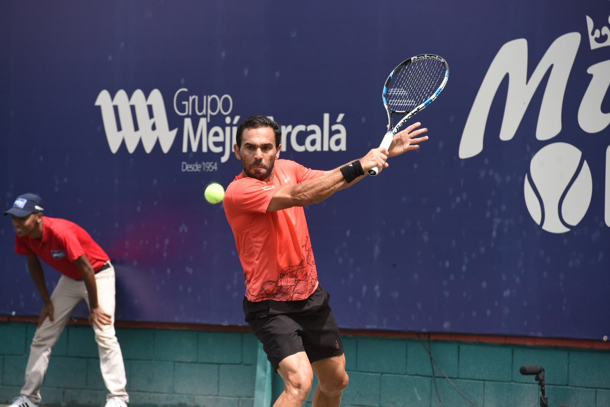 Víctor Estrella, Tenis