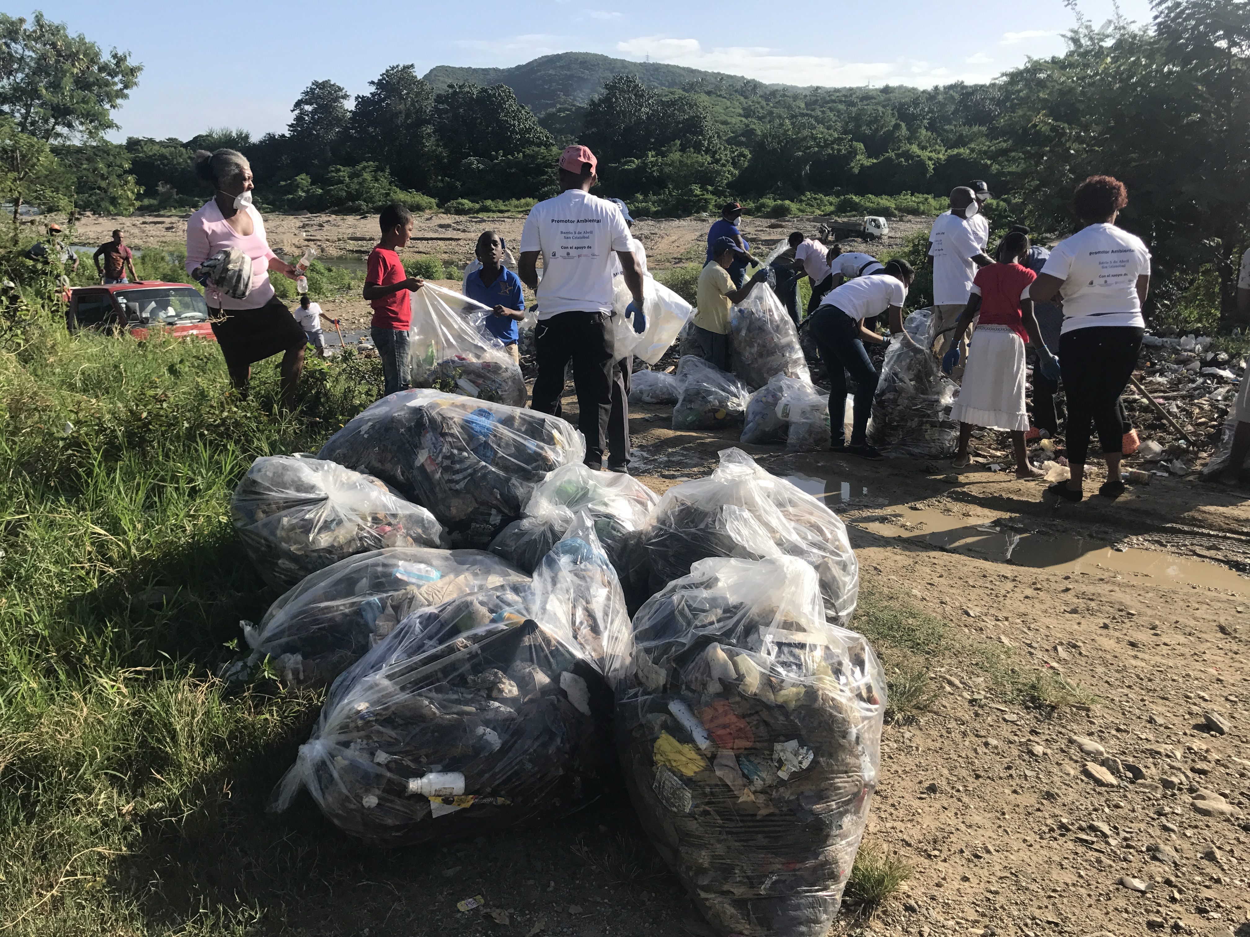 Jornada de limpieza en el Barrio Cinco de Abril en San Cristóbal