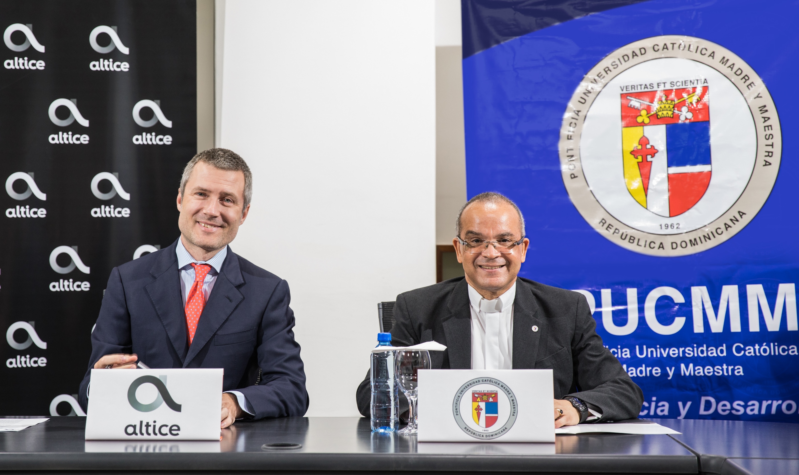 Martin Roos, CEO Altice República Dominicana y el Padre Alfredo de la Cruz, rector de la PUCMM