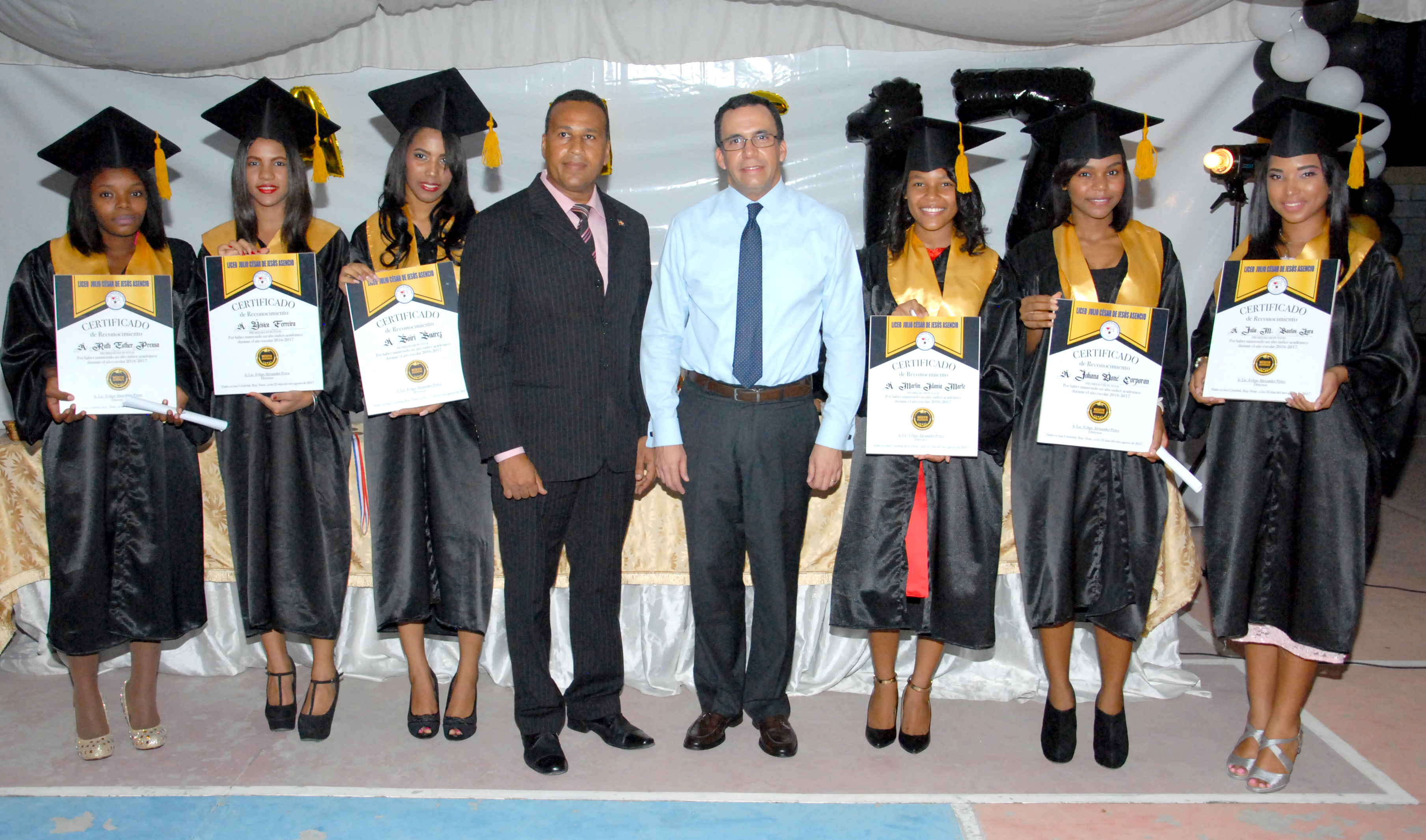 El ministro de Educación, Andrés Navarro, junto a estudiantes graduandos del liceo Julio César de Jesús Asencio,