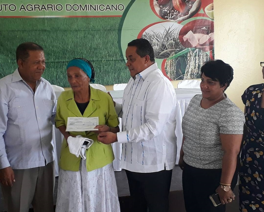 El director del IAD, Emilio Toribio Olivo, acompañado del gobernador civil de La Altagracia, Ramón Güilamo Alfonso, entregn el cheque