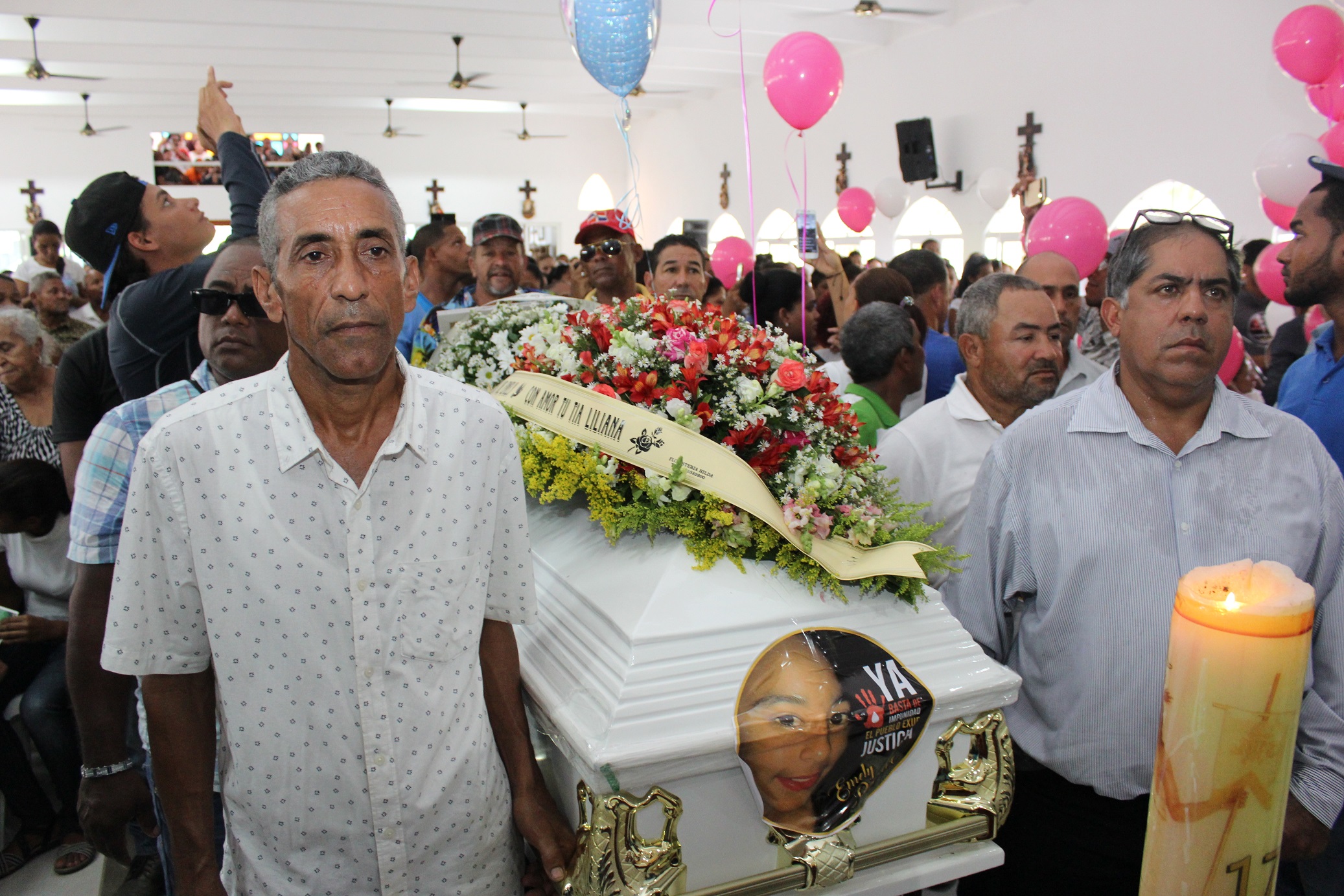 Sepultan restos de Emely Peguero. Sacerdote deplora ocurran estos casos (Foto Narciso Acevedo)