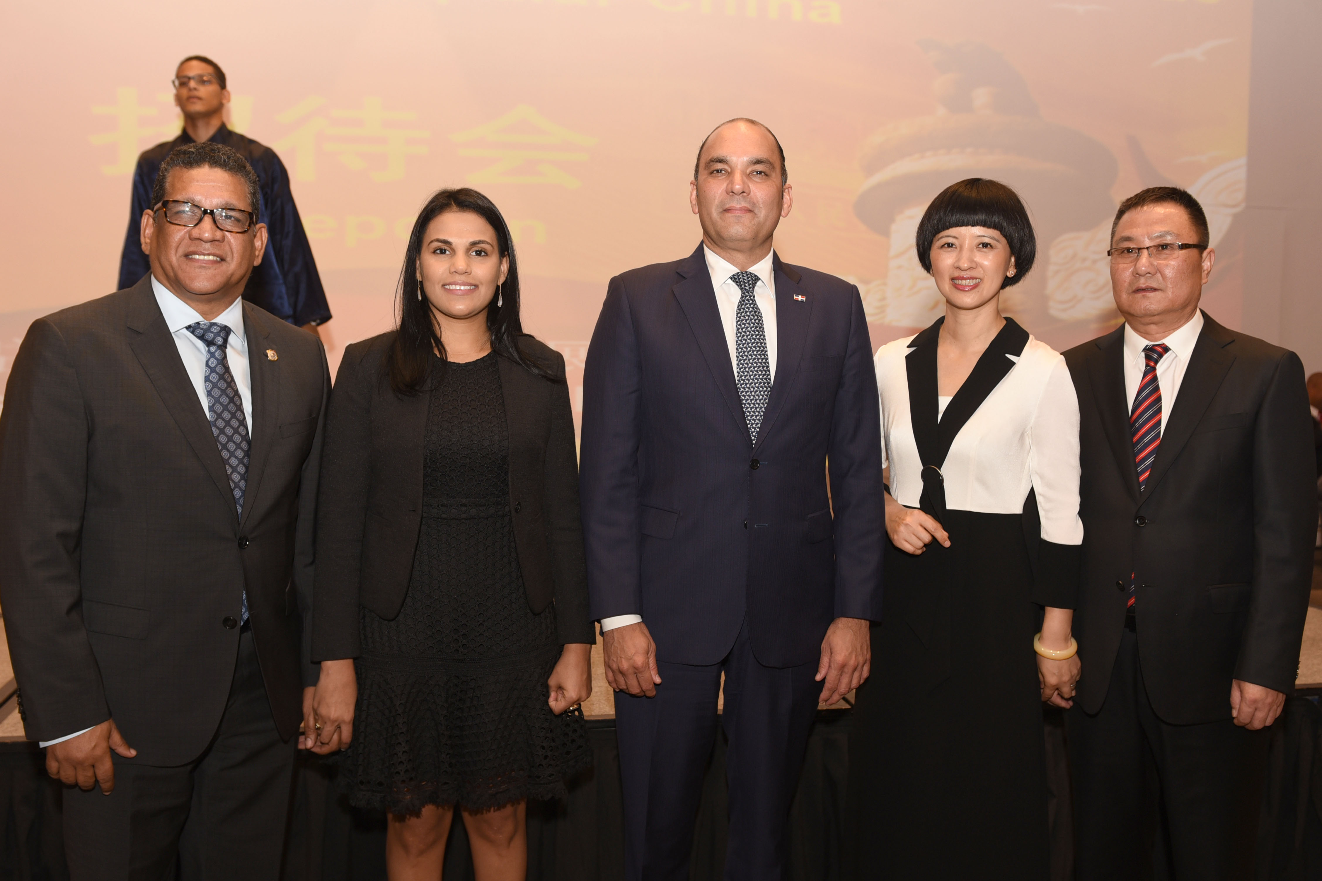 La representante de China Popular en RD, FU Xinrong con su esposo Fu Wenbin_ el presidente de la Cámara de Diputados, Rubén Maldonado y su esposa y el director de Aduanas, Enrique Martín.