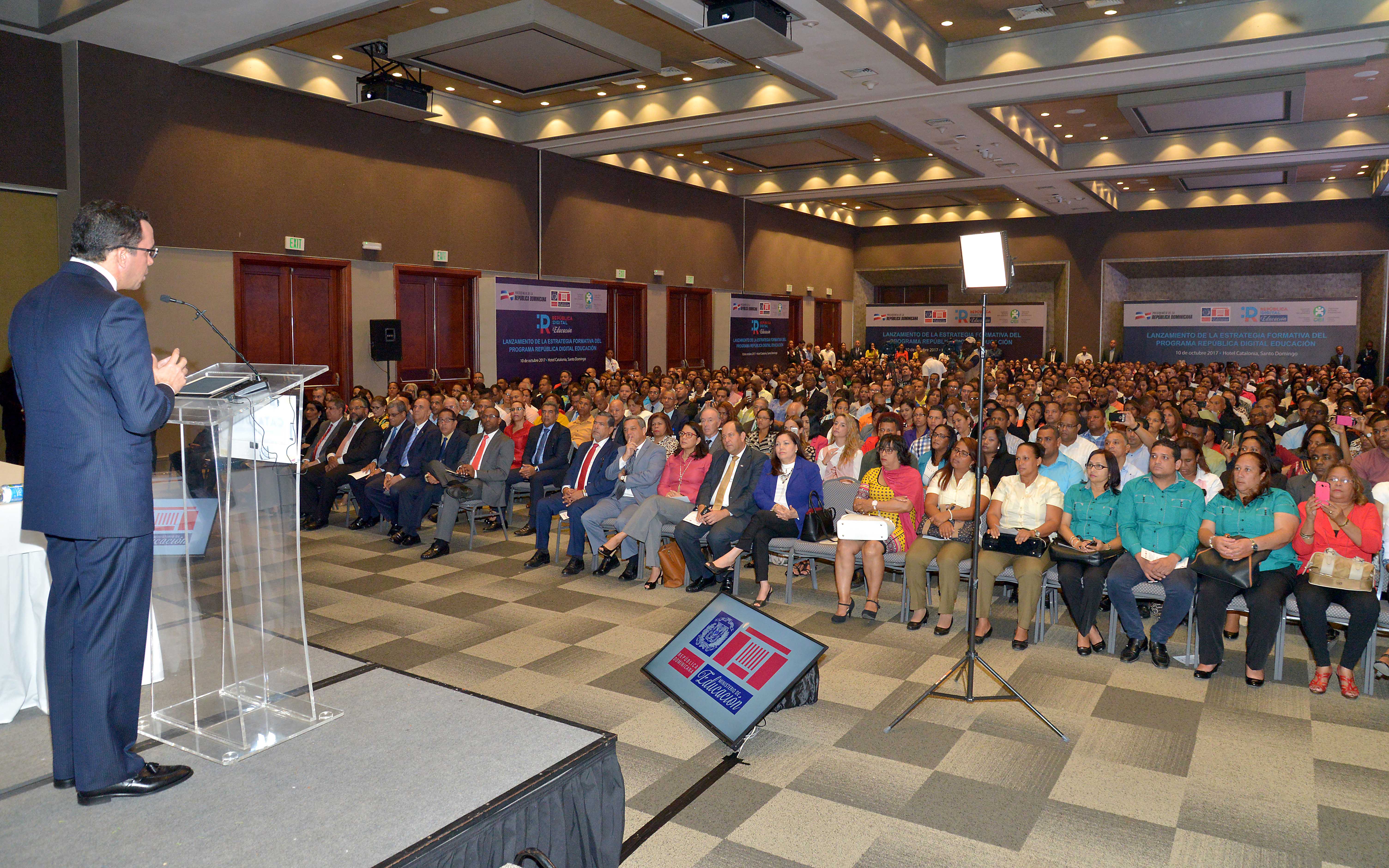 El ministro de Educación, Andrés Navarro inicia capacitación de maestros en cómputos para enseñanza en escuelas