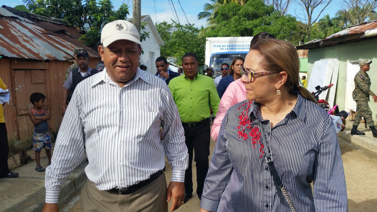 Gobernación y Plan Social entregan enseres y raciones en sectores de La Altagracia