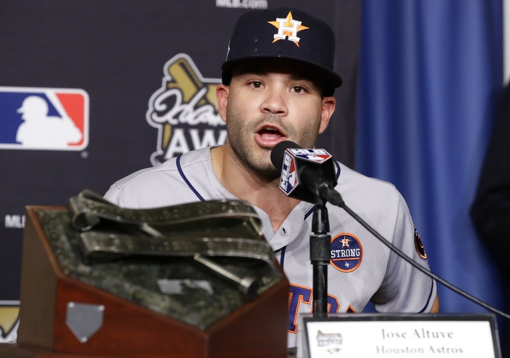 José Altuve de los Astros de Houston al recibir el premio Hank Aaron de la Liga Americana, el miércoles 25 de octubre de 2017. (AP Foto/Alex Gallardo)