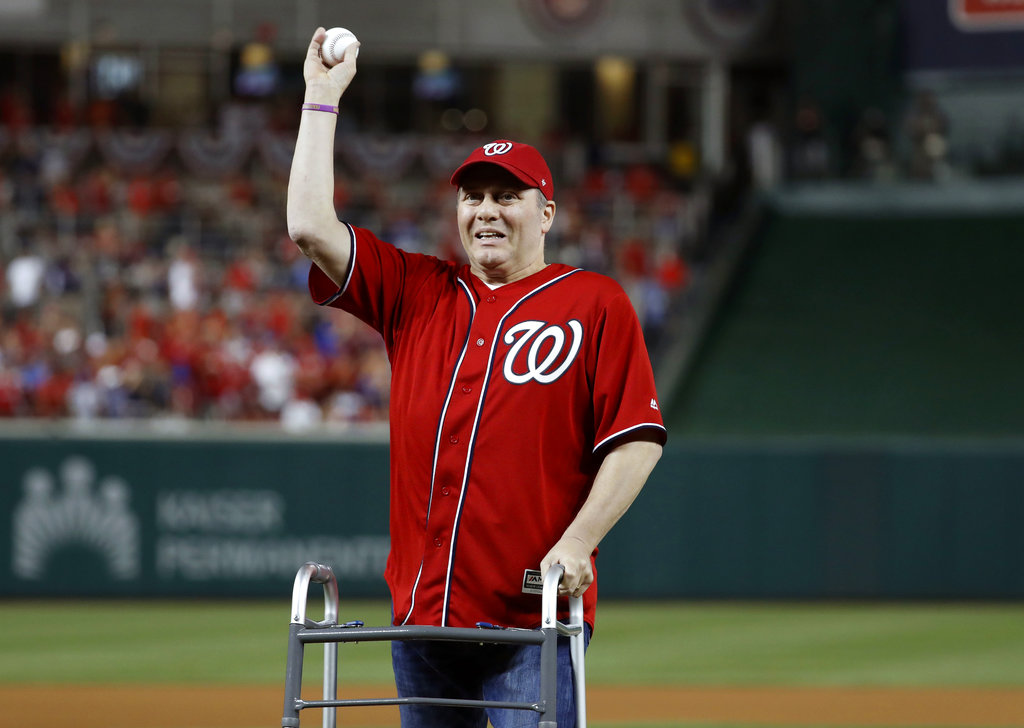 Steve Scalise, coordinador de la mayoría en la Cámara de Representantes, realiza el primer lanzamiento ceremonial antes del juego de playoffs entre los Nacionales de Washington y los Cachorros de Chicago, el viernes 6 de octubre de 2017 (AP Foto/Alex Brandon)