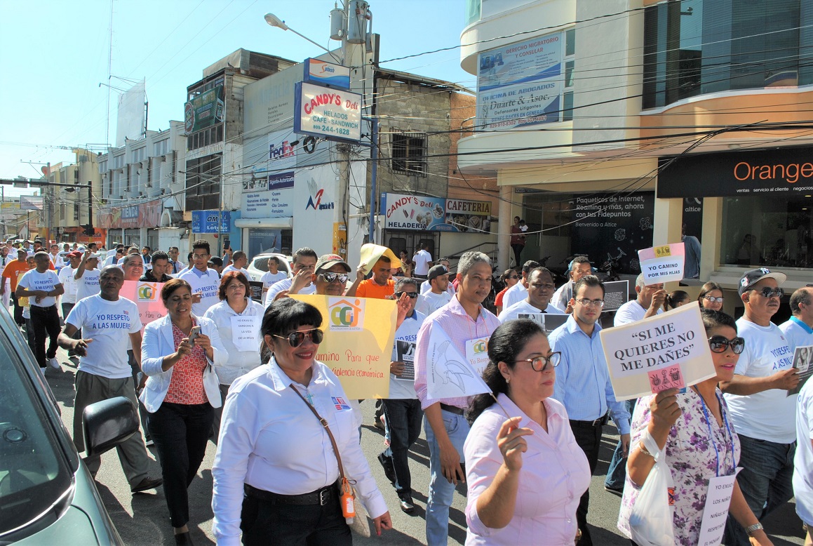 Marchan en San Francisco de Macorís con motivo de la celebración del Día Internacional de la Eliminación de la Violencia contra la Mujer,