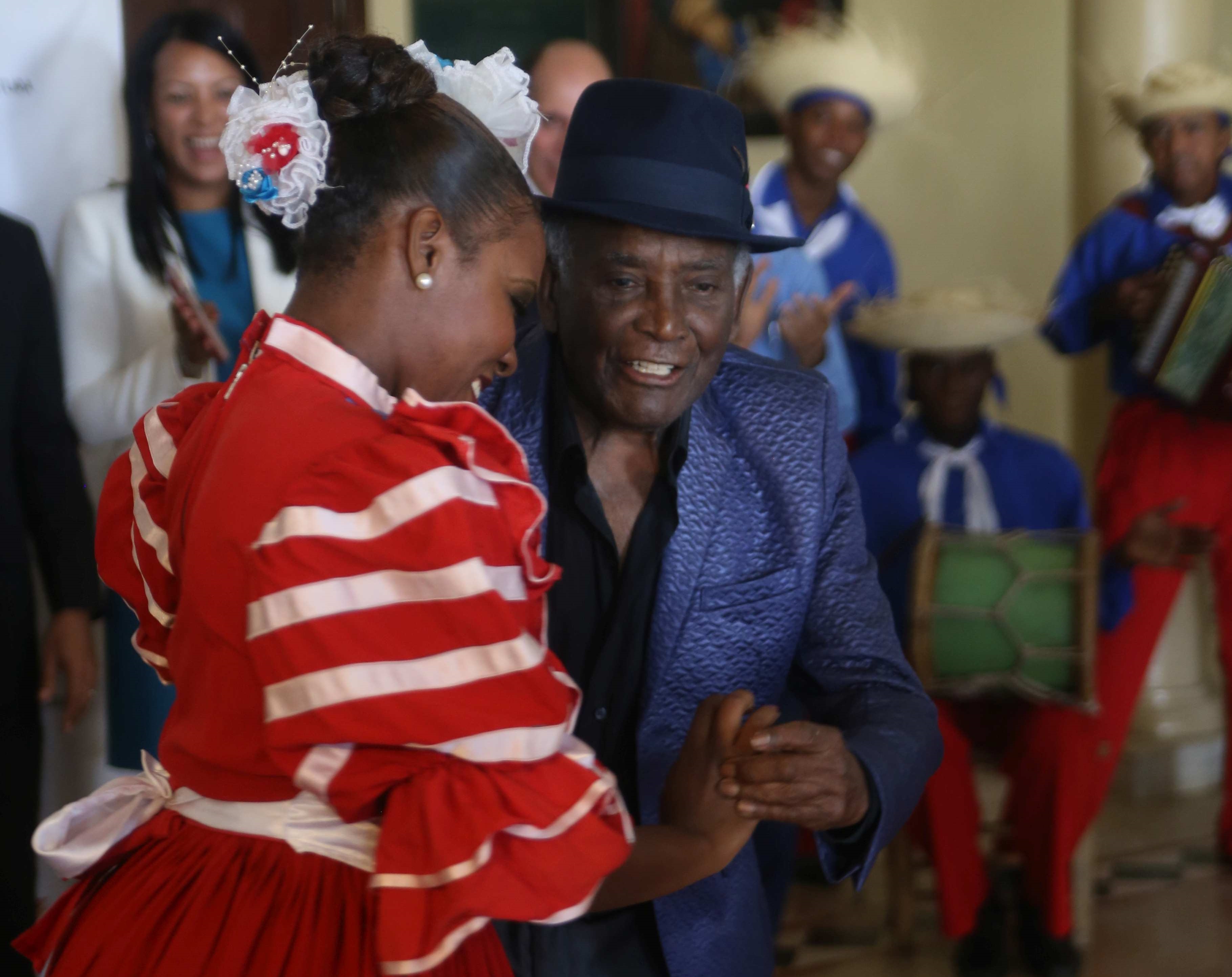 Joseíto Mateo baila con una bailarina folclórica un merengue durante la visita que hiciera hoy a la sede del Ministerio de Cultura.