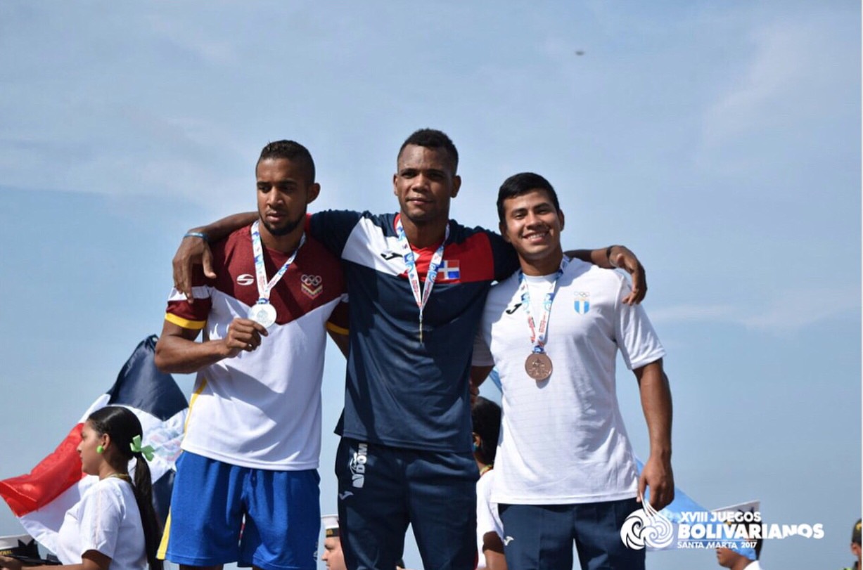 Ariel Jiménez, centro, junto al venezolano Yasser Guerra, y Luis Palala, de Guatemala.