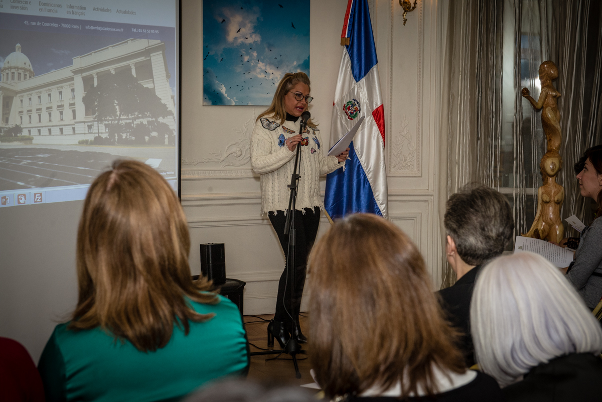 La embajadora dominicana en Francia, señora Rosa Hernández de Grullón, se dirige a los presentes durante la actividad