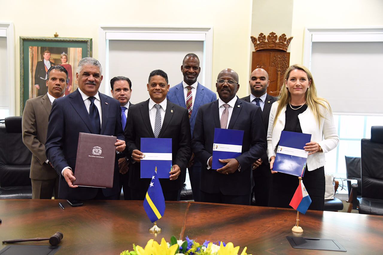 Canciller Miguel Vargas junto a primer ministro de Curazao, Eugene Rhuggenaath_ primer ministro de San Martín, William Marlin_ y Liesbeth Mol, Enviada Regional para el Caribe de los Países Bajos.