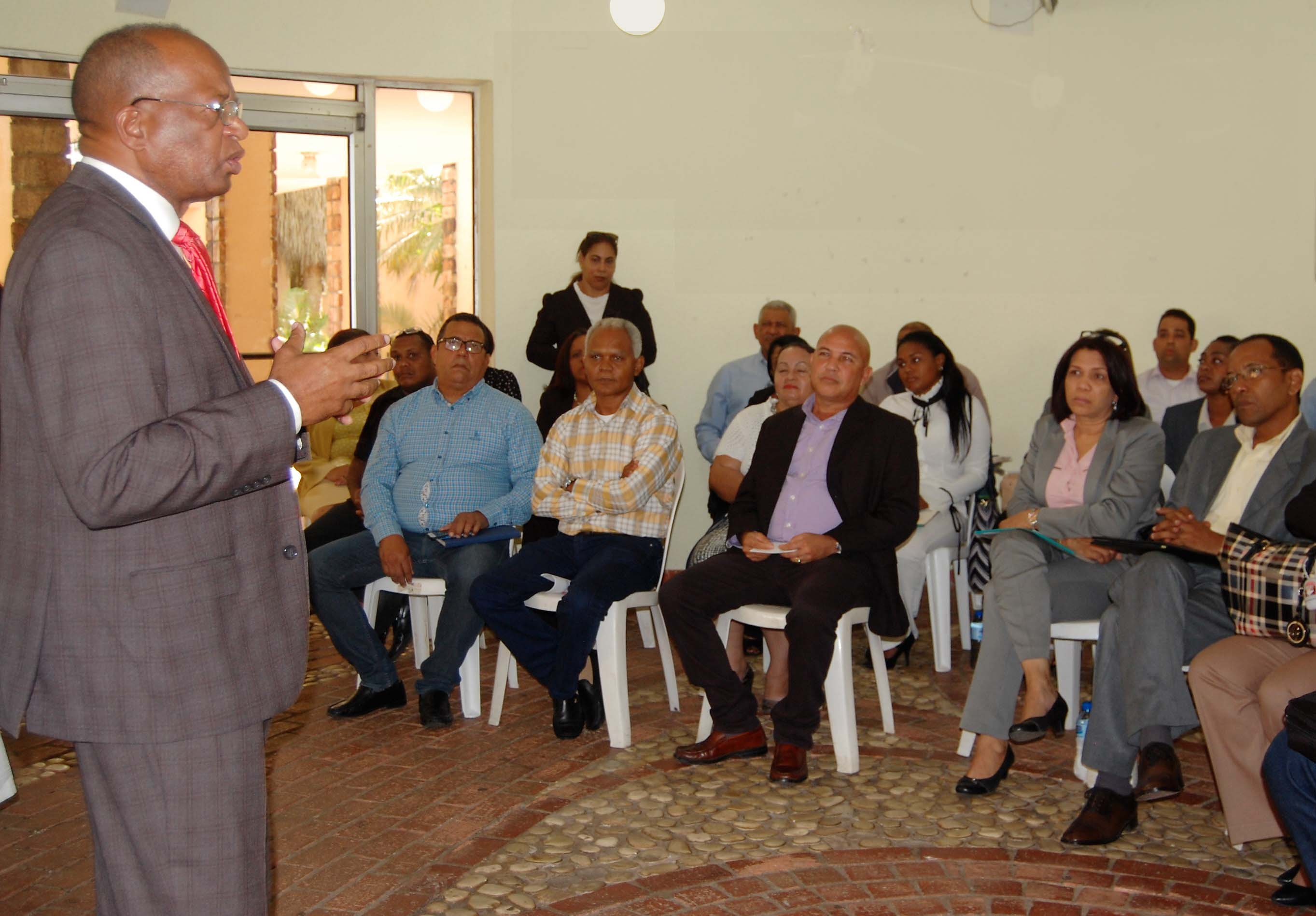 Héctor Mojica, director general de la Omsa, durante la capacitación.