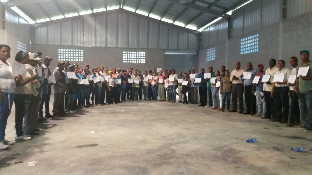 Consulado de RD en Miami imparte curso taller a productores aguacate de Peravia