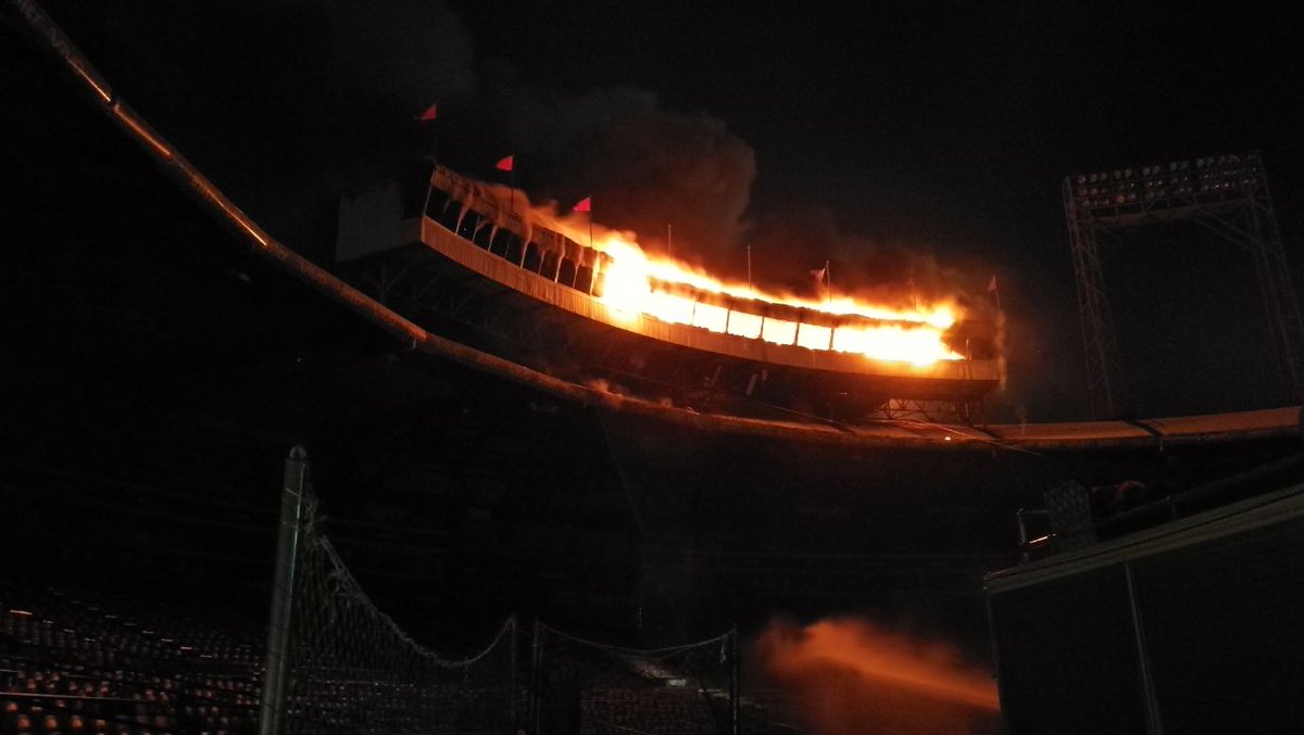 Fuego en estadio Quisqueya se expande a otras oficinas de prensa del séptimo cielo (imagen cortesía de @capiurtecho)