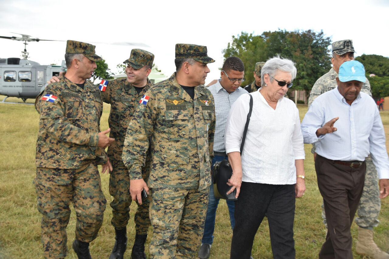 El teniente general Rubén Darío Paulino Sem y Altagracia Guzmán Marcelino, hicieron descenso Guayayuco y conversaron con dirigentes comunitarios sobre las intoxicaciones con clerén.