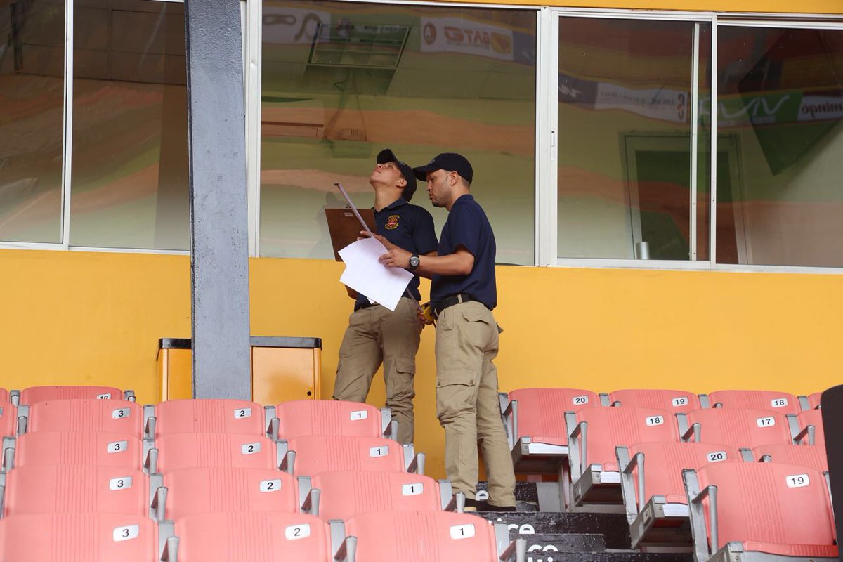 Especialistas de la Dirección Técnica de Inspección de Estructura y Espacios de usos Públicos del Ayuntamiento de Santiago inspeccionan el Estadio Cibao