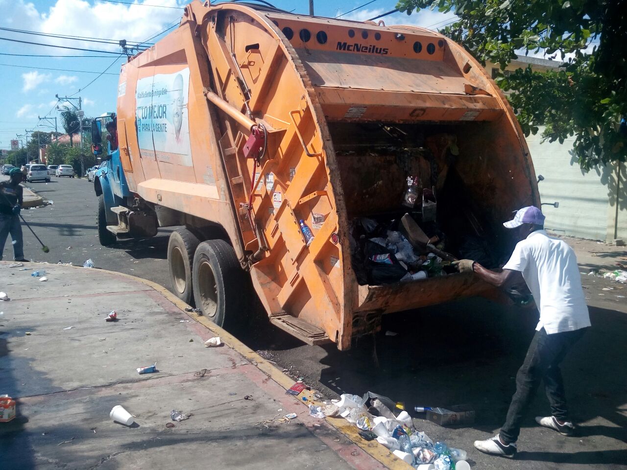 Camión compactador de basura del ASDE, durante el operativo de limpieza.