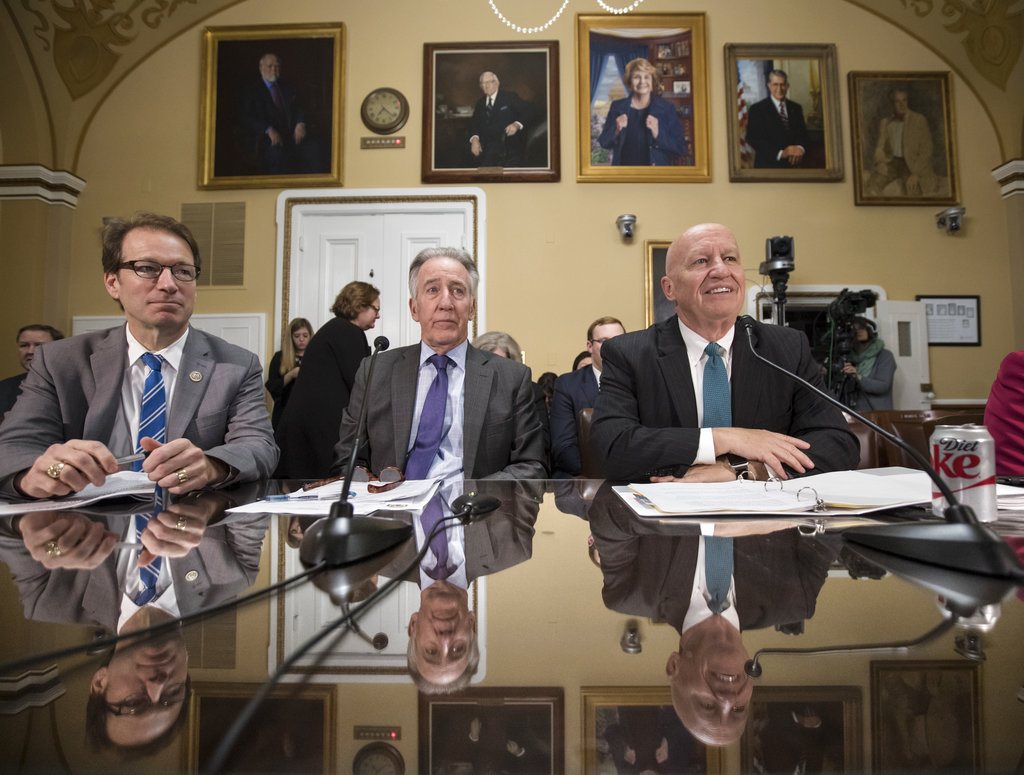 La comisión que redactó la reforma fiscal en Estados Unidos: de izquierda a derecha: el representante republicano Peter Roskam (Illinois), el representante demócrata Richard Neal (Massachussetts), el representante republicano Kevin Brady (Texas) en el Capitolio en Washington el 18 de diciembre del 2017. (AP Photo/J. Scott Applewhite)