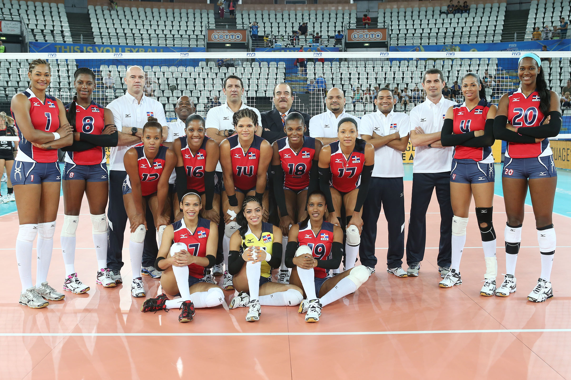 La Selección Nacional de Voleibol Femenina de la República junto al presidente del Proyecto de Selecciones Nacionales, Cristóbal Marte Hoffiz y parte del equipo de entrenadores. LA ONU las invitó a participar en su campaña para 2030.