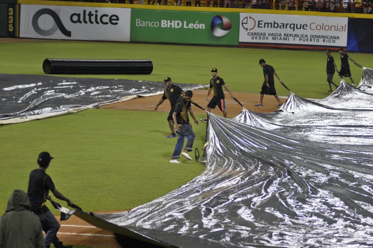 Retiran lona del Estadio Cibao en juego Licey vs Águilas.