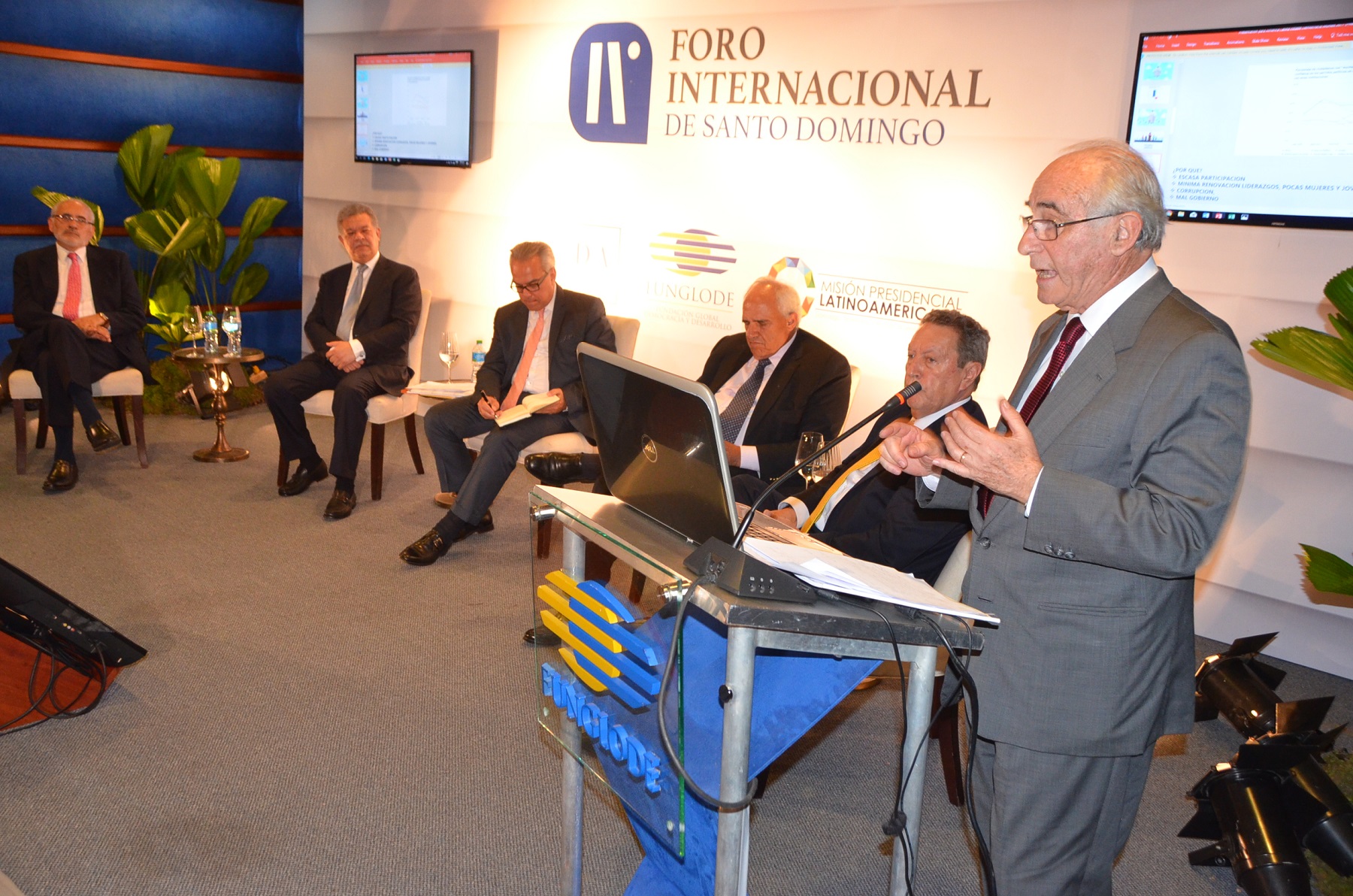 ergio Bitar durante la presentación del libro El estado de la democracia en el mundo 2017 examen de la resiliencia democrática .