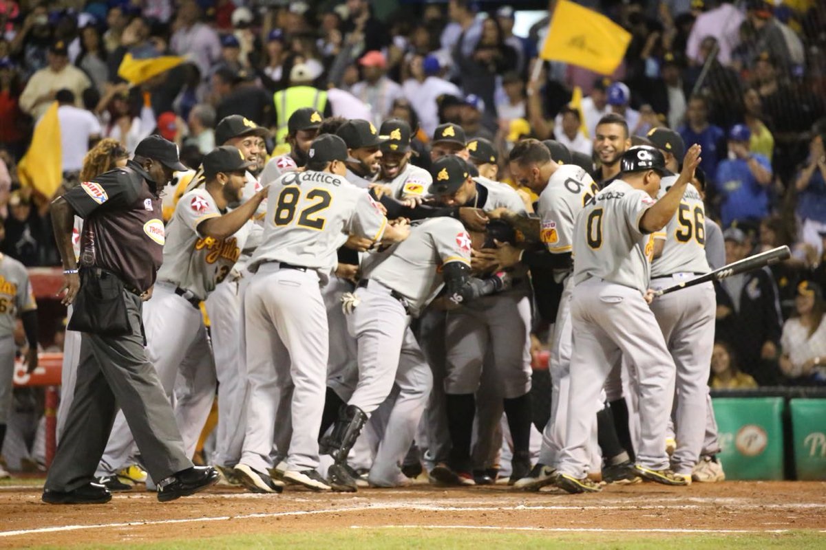 Las Águilas Cibaeñas celebran tras el jonrón de Féliz Pérez