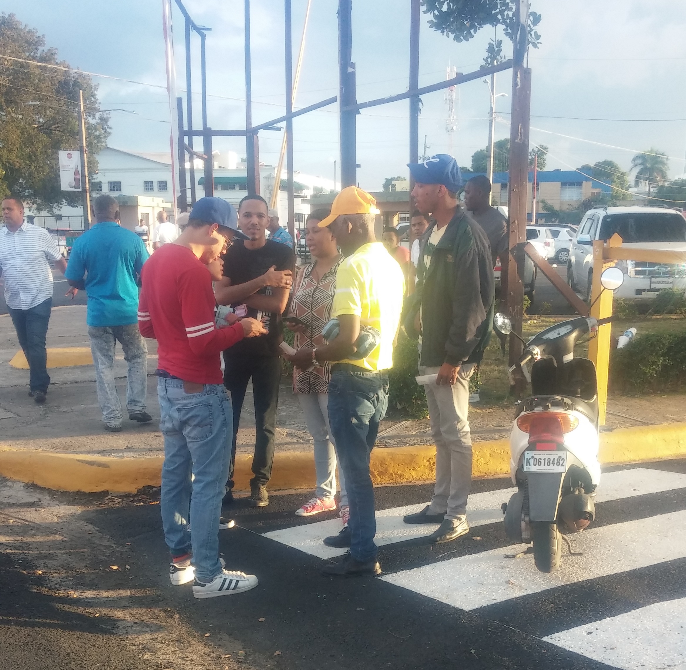 Personas se quejan por altos precios de las boletas que maneja el Mercado Negro para serie Águilas vs Licey