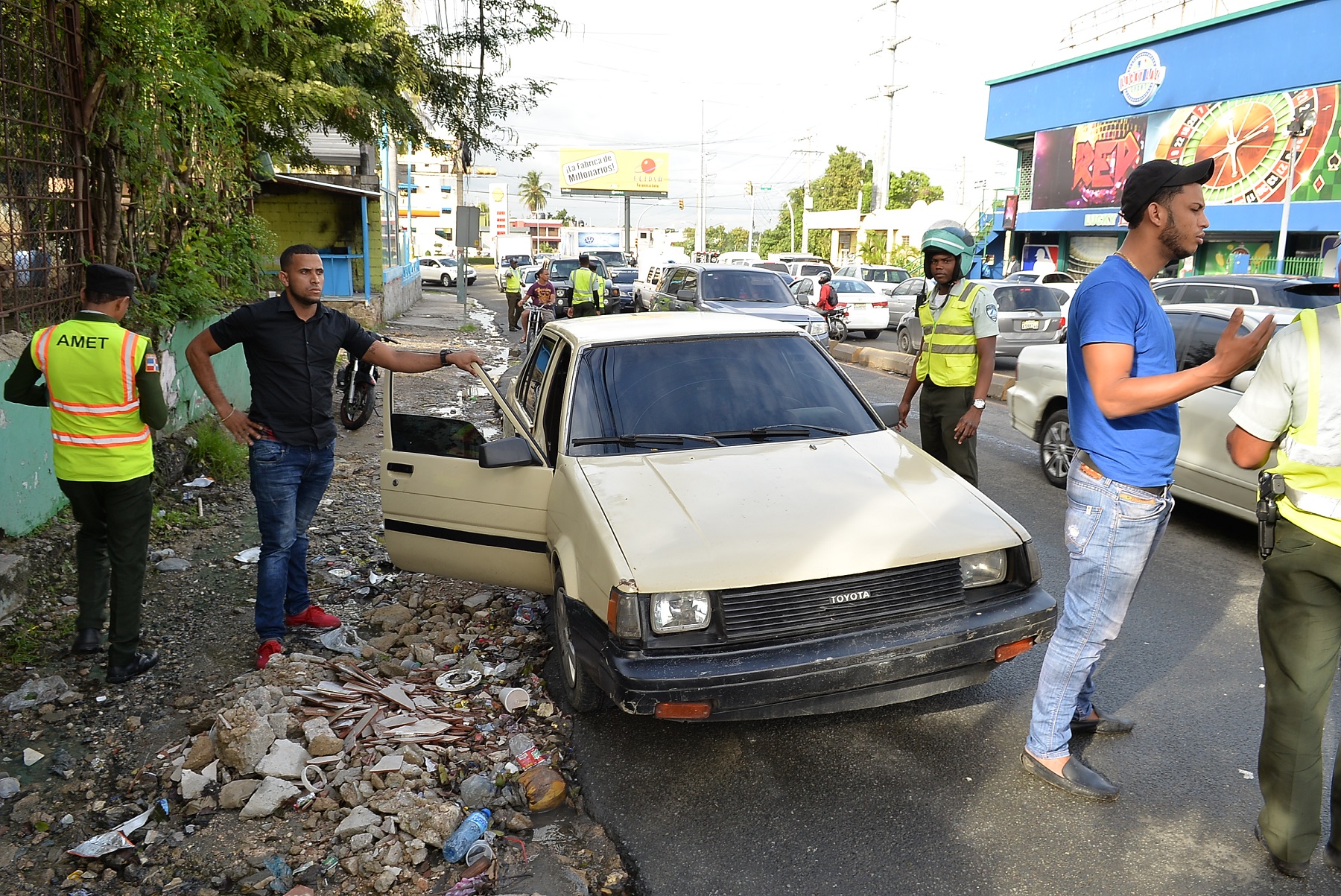 Agentes de AMET=DIGESETT fiscalizan y retienen un vehículo por circular sin marbete. Foto Romelio Montero.