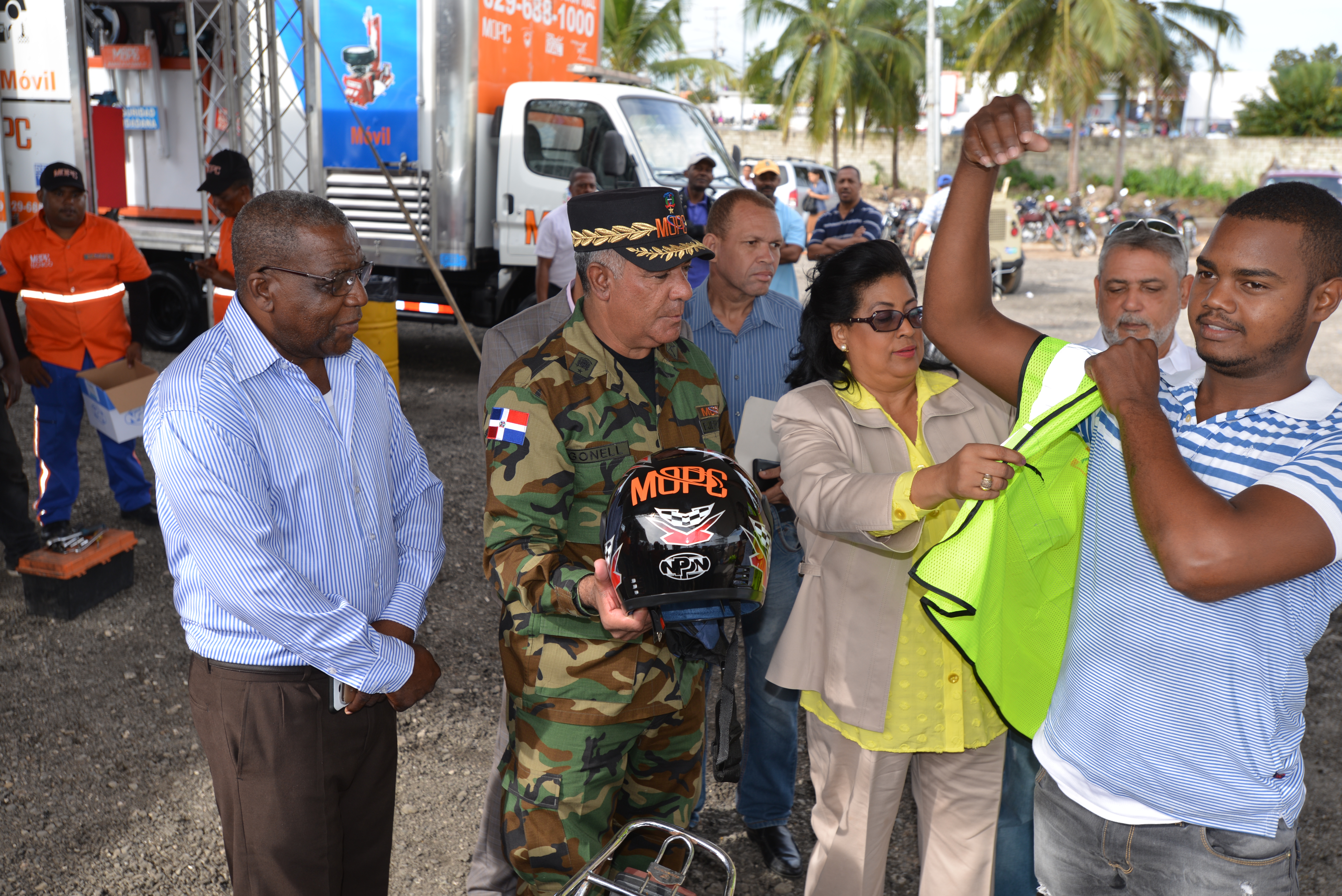 Obras Públicas inició un operativo de entrega de cascos protectores, chalecos reflectivos y dotación de licencias de conducir a decenas de motoconchistas de Boca Chica y La Caleta,