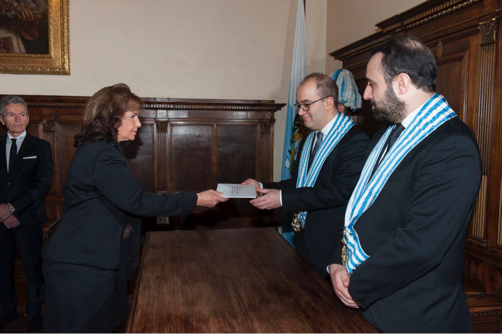 La embajadora dominicana en la República de San Marino, Peggy Cabral-Peña Gómez, presentó cartas credenciales ante el secretario de Relaciones Exteriores de esa nación europea, Nicola Renzi