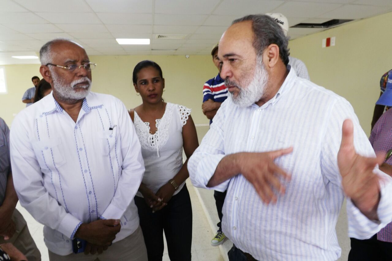 El director de la OISOE, Francisco Pagán, supervisó los trabajos de construcción que se realizan en el hospital Federico Armando Aybar