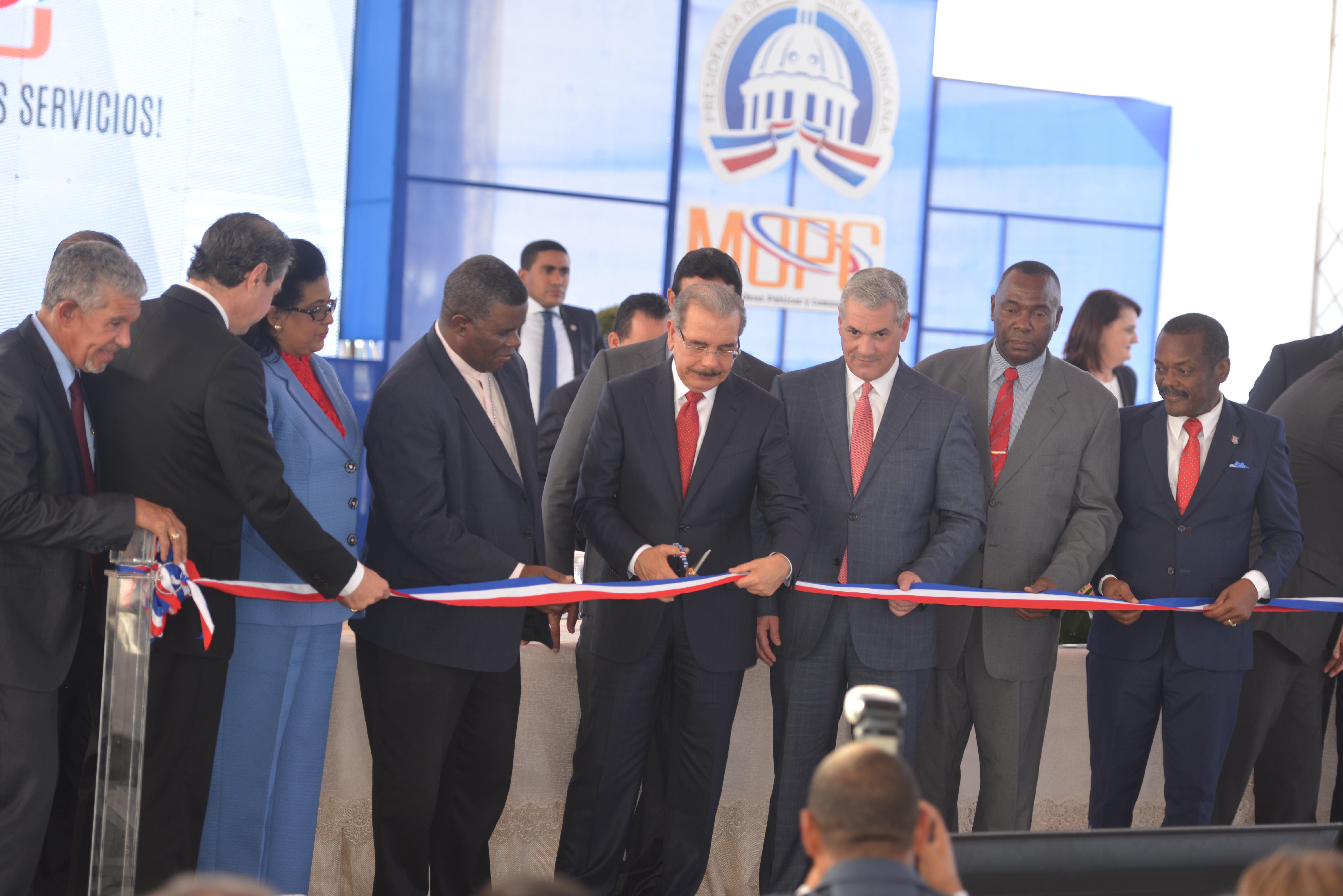 El Presidente Danilo Medina corta la cinta al encabezar el acto inaugural del elevado de La Caleta así como de un puente peatonal y motorizado en la autopista Las Américas