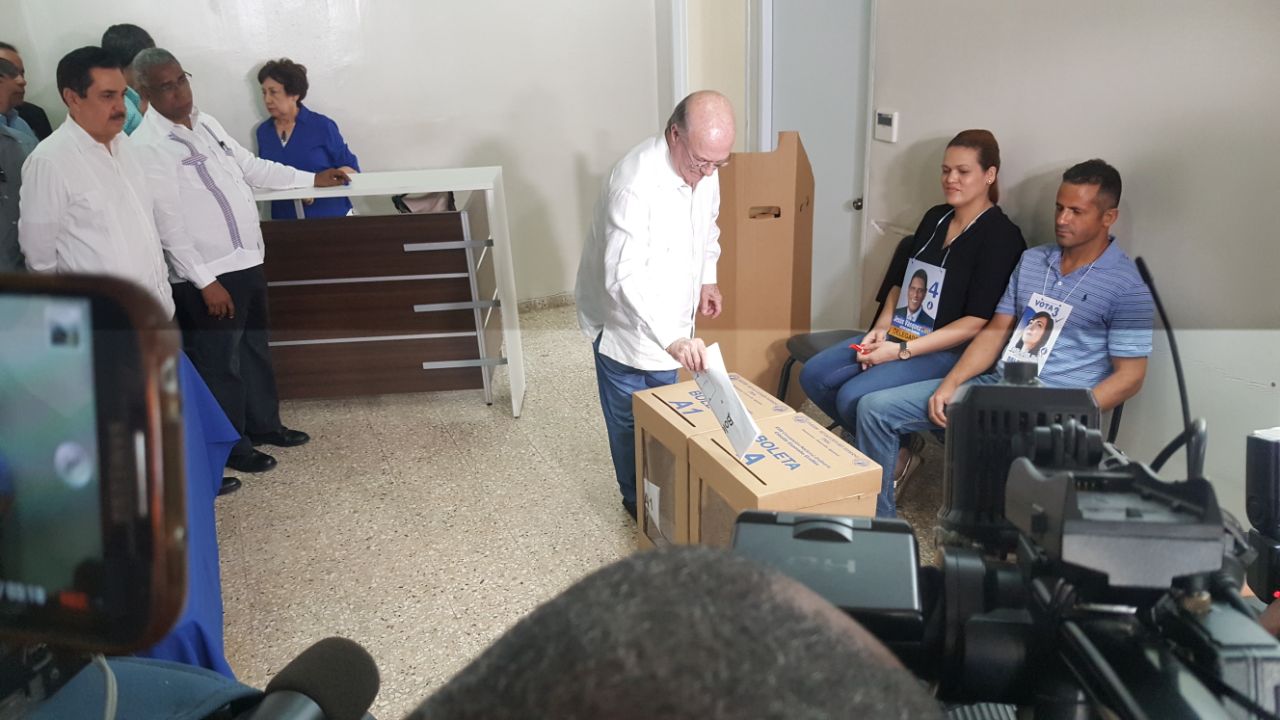 Hipólito Mejia en la Casa Nacional del PRM al momento de ejercer el voto en la Convención. Foto Suedi León