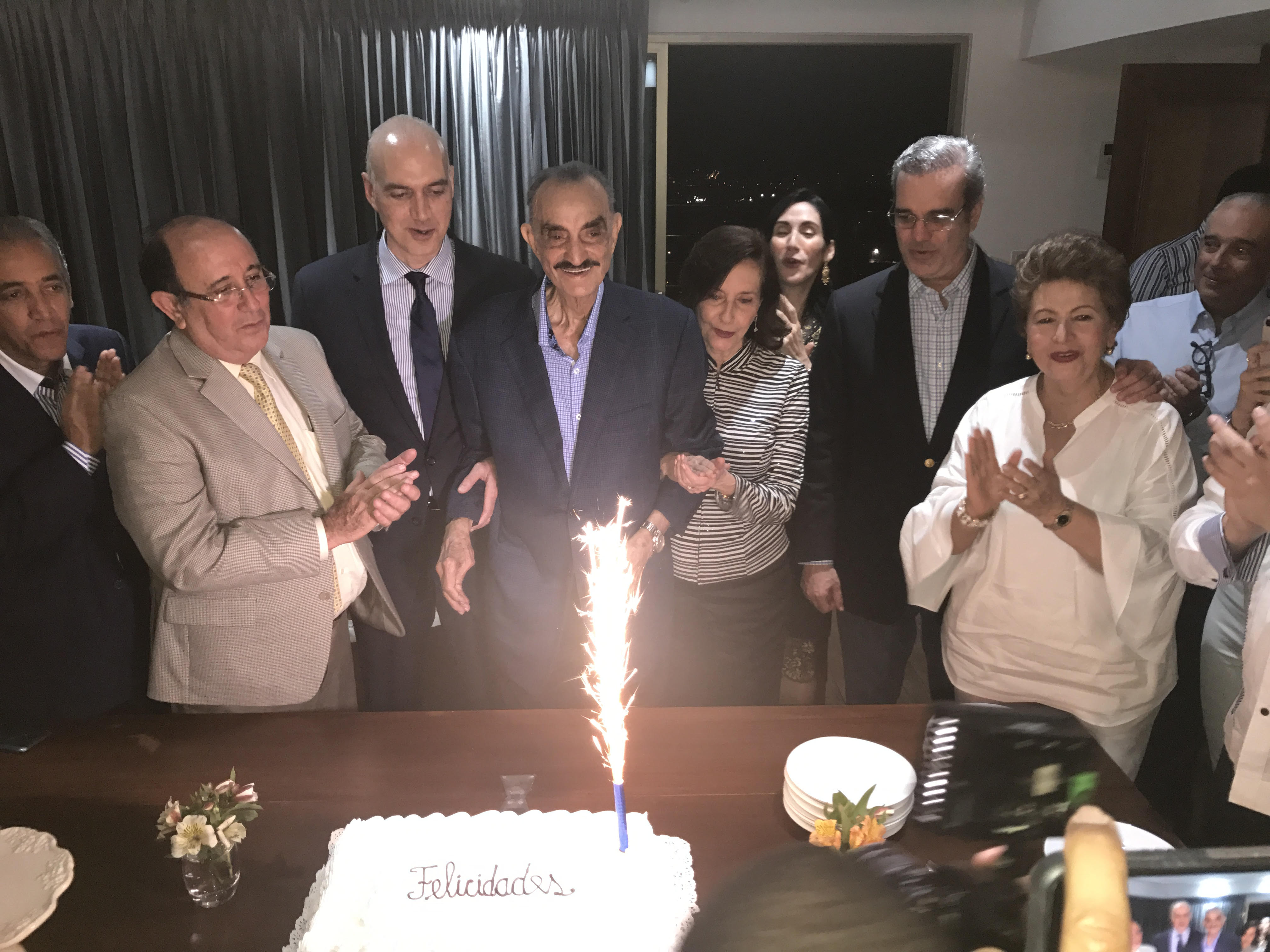 En la gráfica se destacan sus hijos, el Licenciado Luis Abinader, aspirante a la Presidencia de la República por el PRM, y José Abinader Corona, Rector de la Universidad O&M, entre otras personalidades. Muchas felicidades.