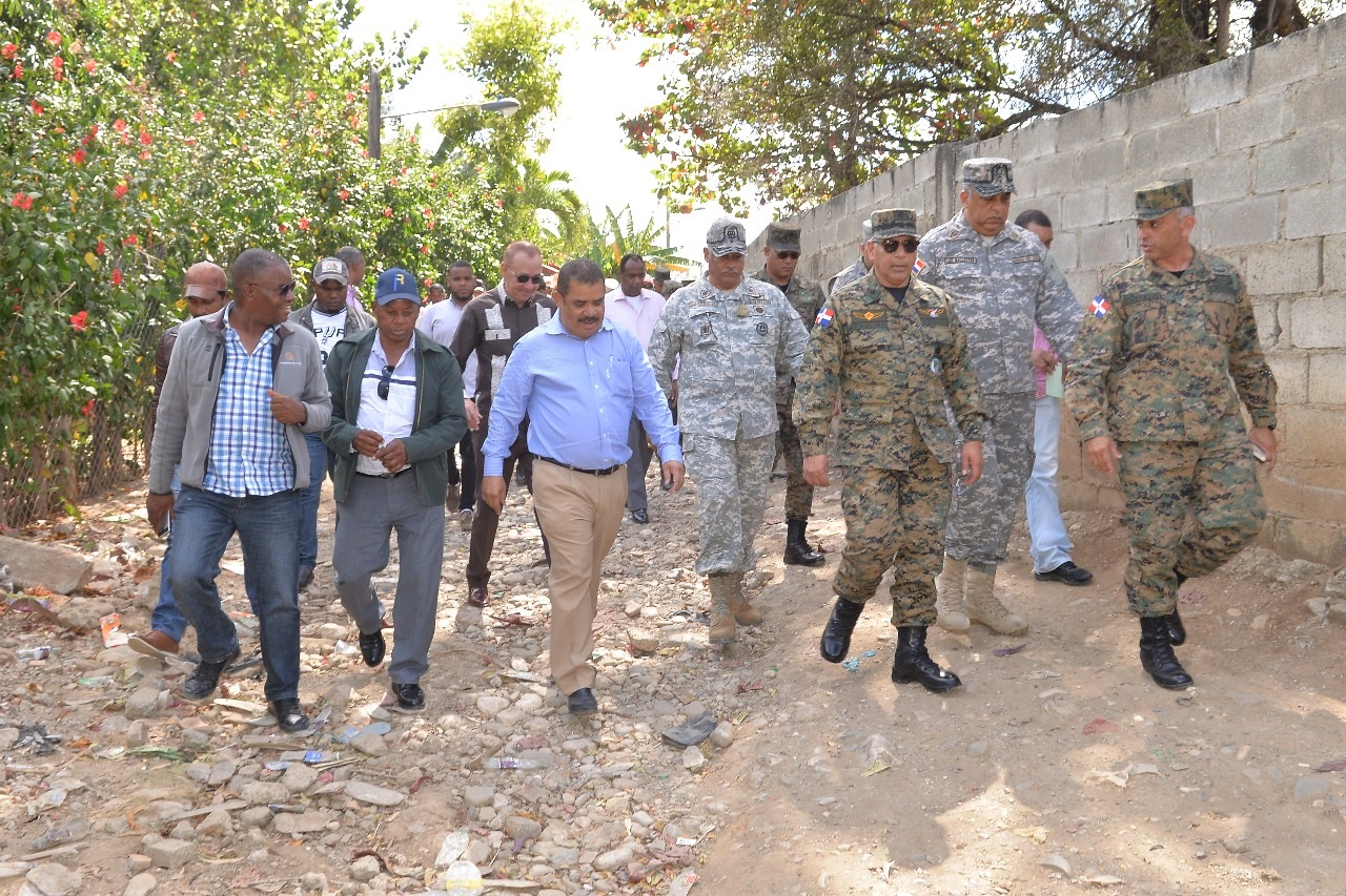 El senador Adriano Sánchez Roa y el ministro de Defensa, Rubén Darío Paulino Sem durante el recorrido