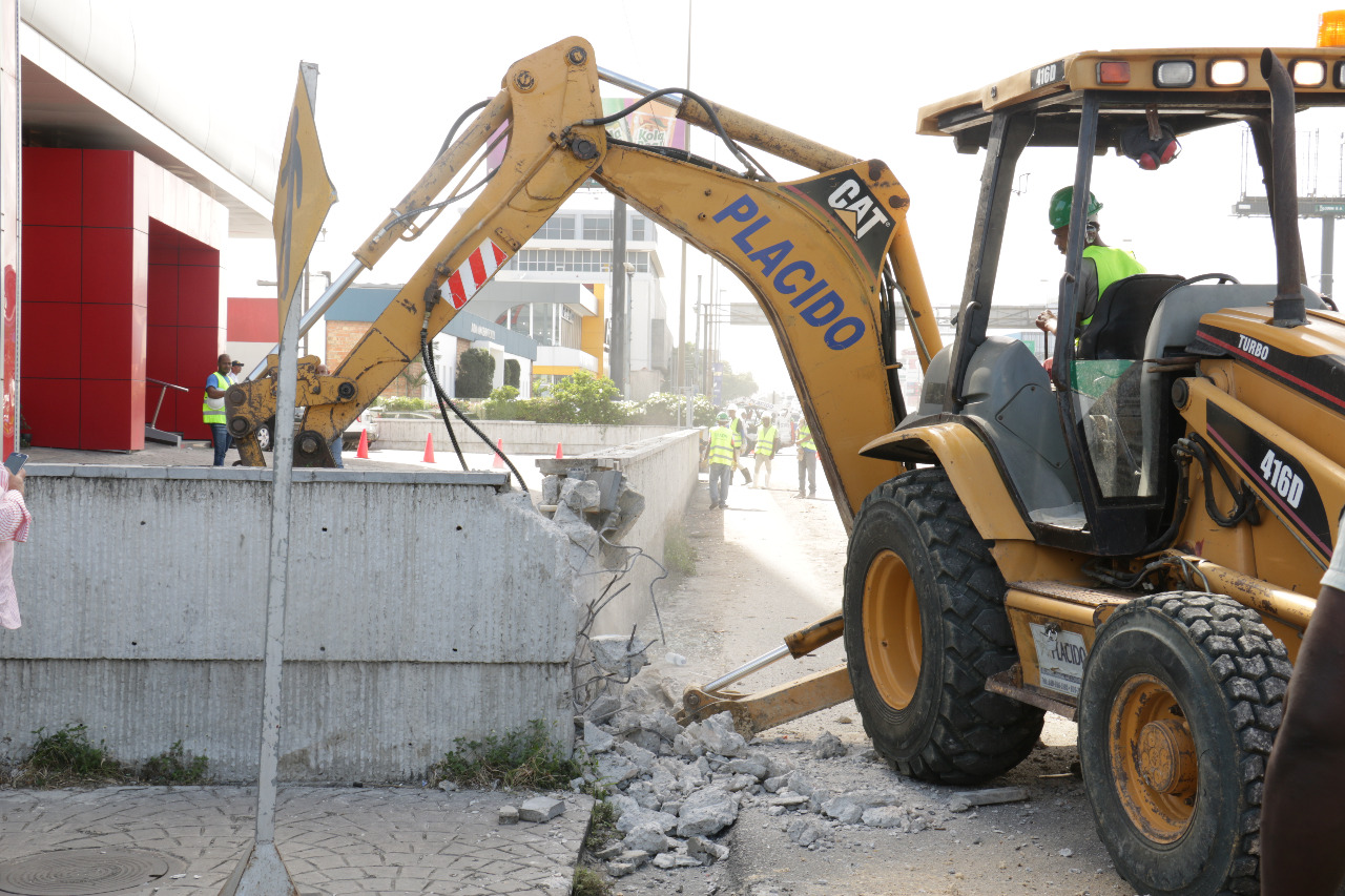 Taladora ejecuta demolición de verja de Agencia Bella