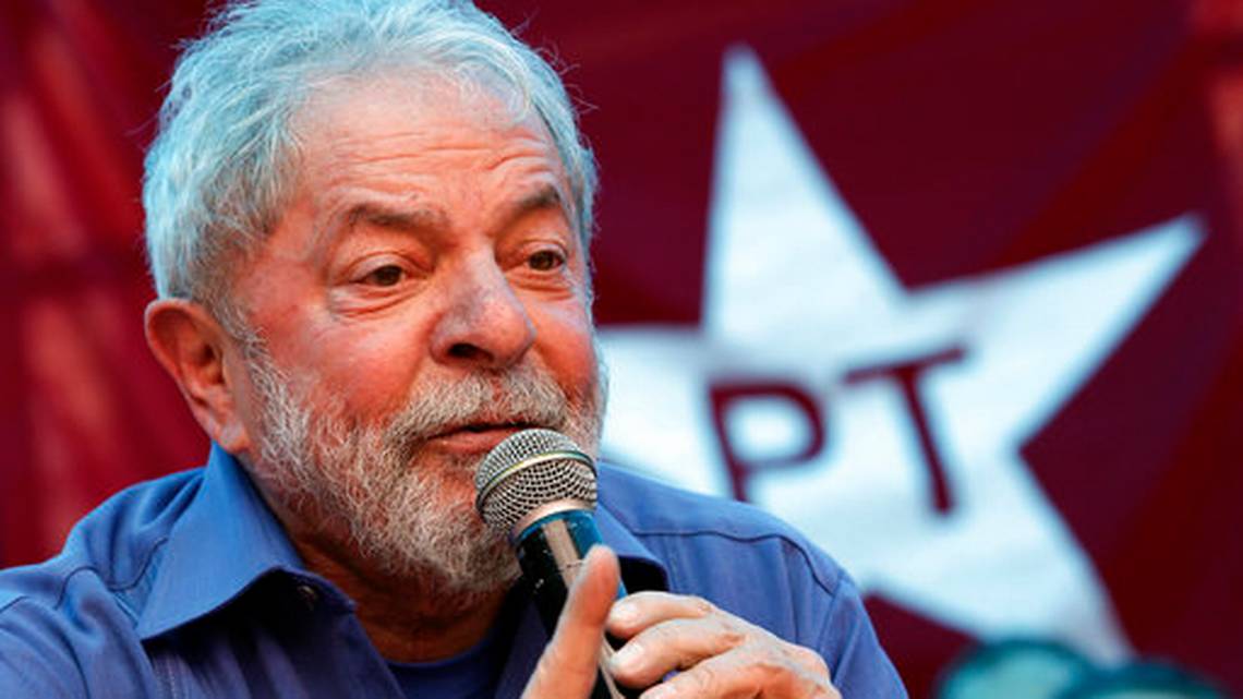 El expresidente de Brasil, Luiz Inácio Lula da Silva, pronuncia un mensaje ante simpatizantes durante un acto político en la localidad de Francisco Beltrao, en el estado de Paraná, el lunes 26 de marzo de 2018. (AP Foto/Eraldo Peres)