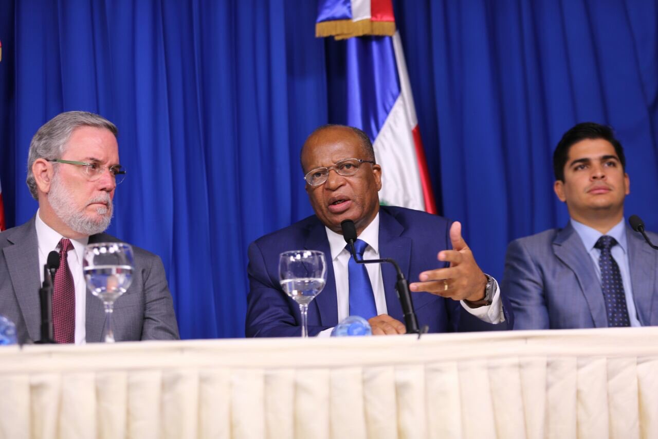 El director de la OMSA, Héctor Mojica, habla en rueda de prensa en palacio.