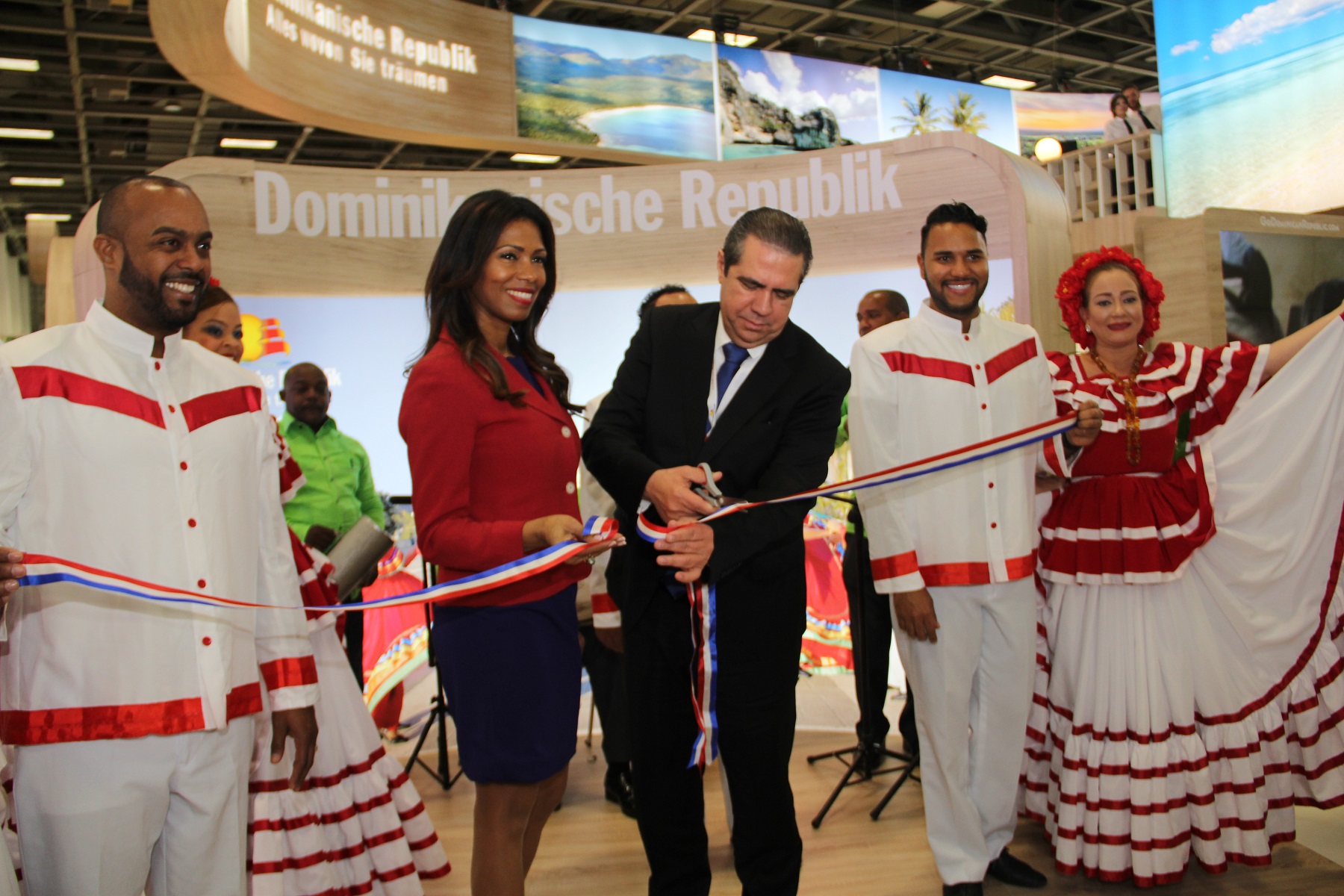 Petra Cruz y Francisco Javier García durante inauguración del stand