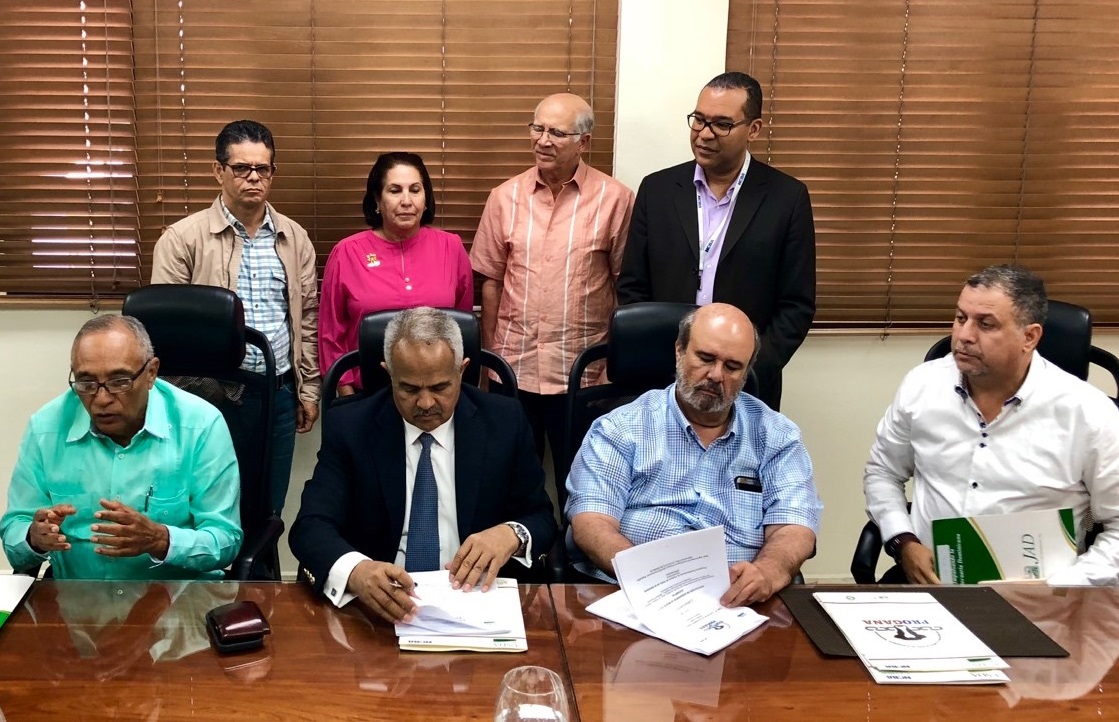 Durante la firma del convenio de co-financiamiento de PROGANA con Asociación de Ganaderos de Monte Plata