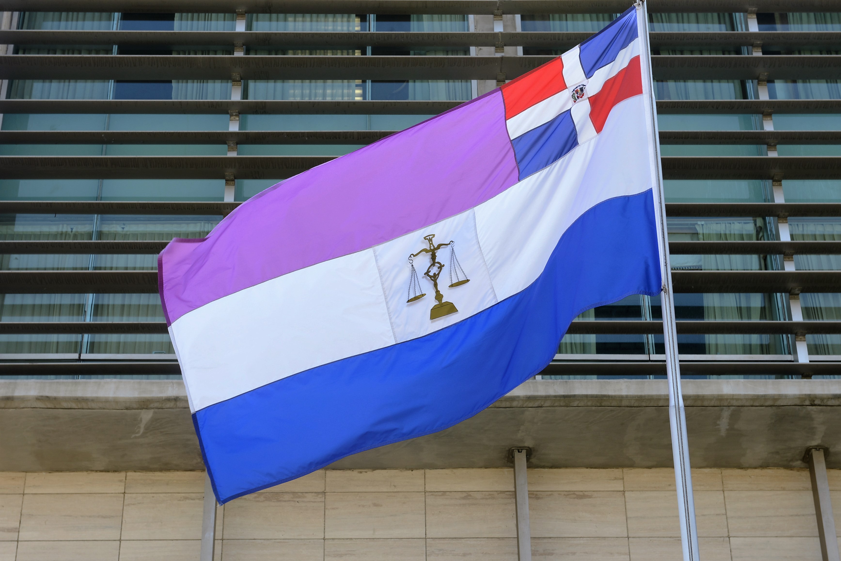 Bandera de la Suprema Corte de Justicia (SCJ), institución que ascendió a 25 jueces