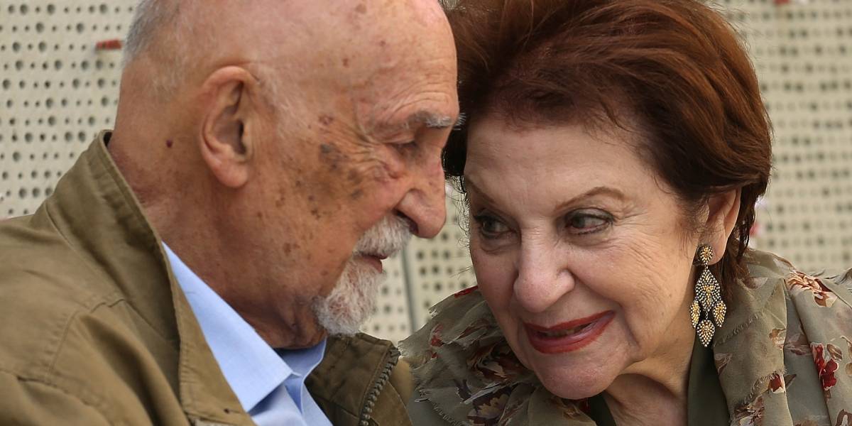 Simon Gronowski y Alice Gerstel Weit conversan en el Museo del Holocausto de Los Ángeles el 11 de abril del 2018, un día después de reencontrarse tras 76 años sin sabeR el uno del otro. Ambos eran amigos de infancia y se separaron cuando sus familias judías tomaron rumbos distintos durante la ocupación nazi de Bélgica. (AP Photo/Reed Saxon)