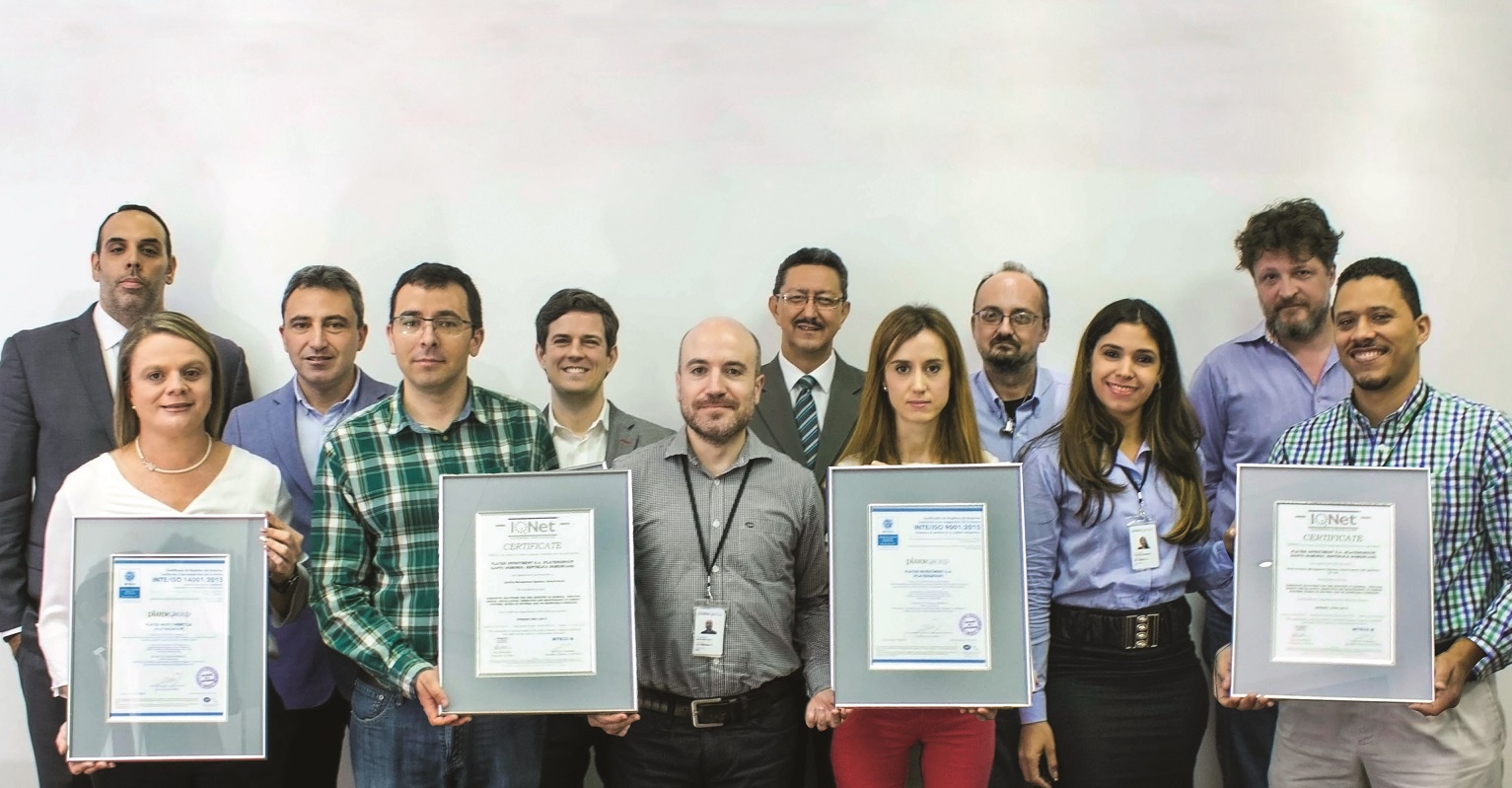 Equipo Platergroup durante la entrega de las certificaciones